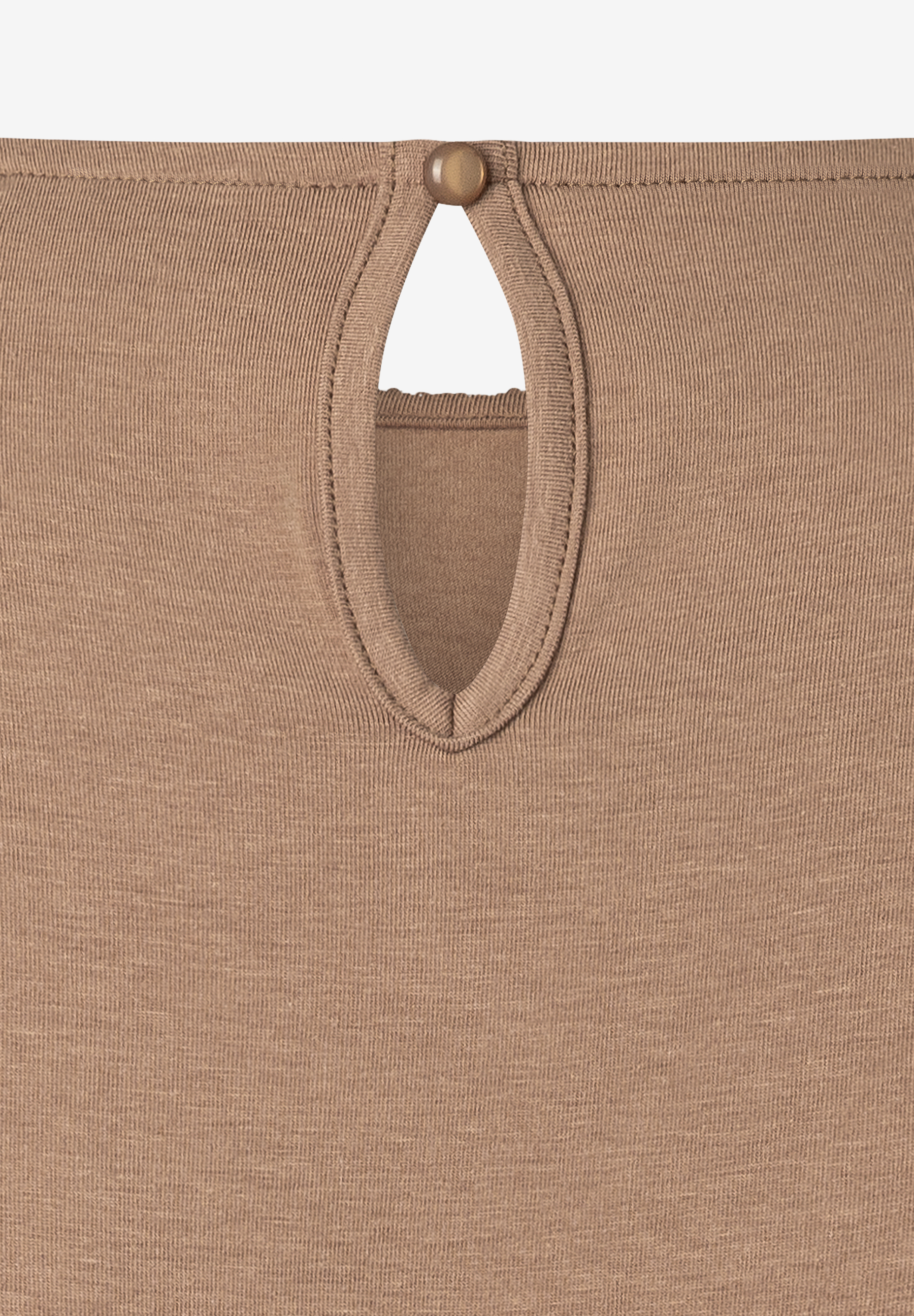 Nahaufnahme des MORE & MORE Oberteils mit Schlüssellochausschnitt und Knopf am Rücken aus Jersey mit metallischem Glanz.