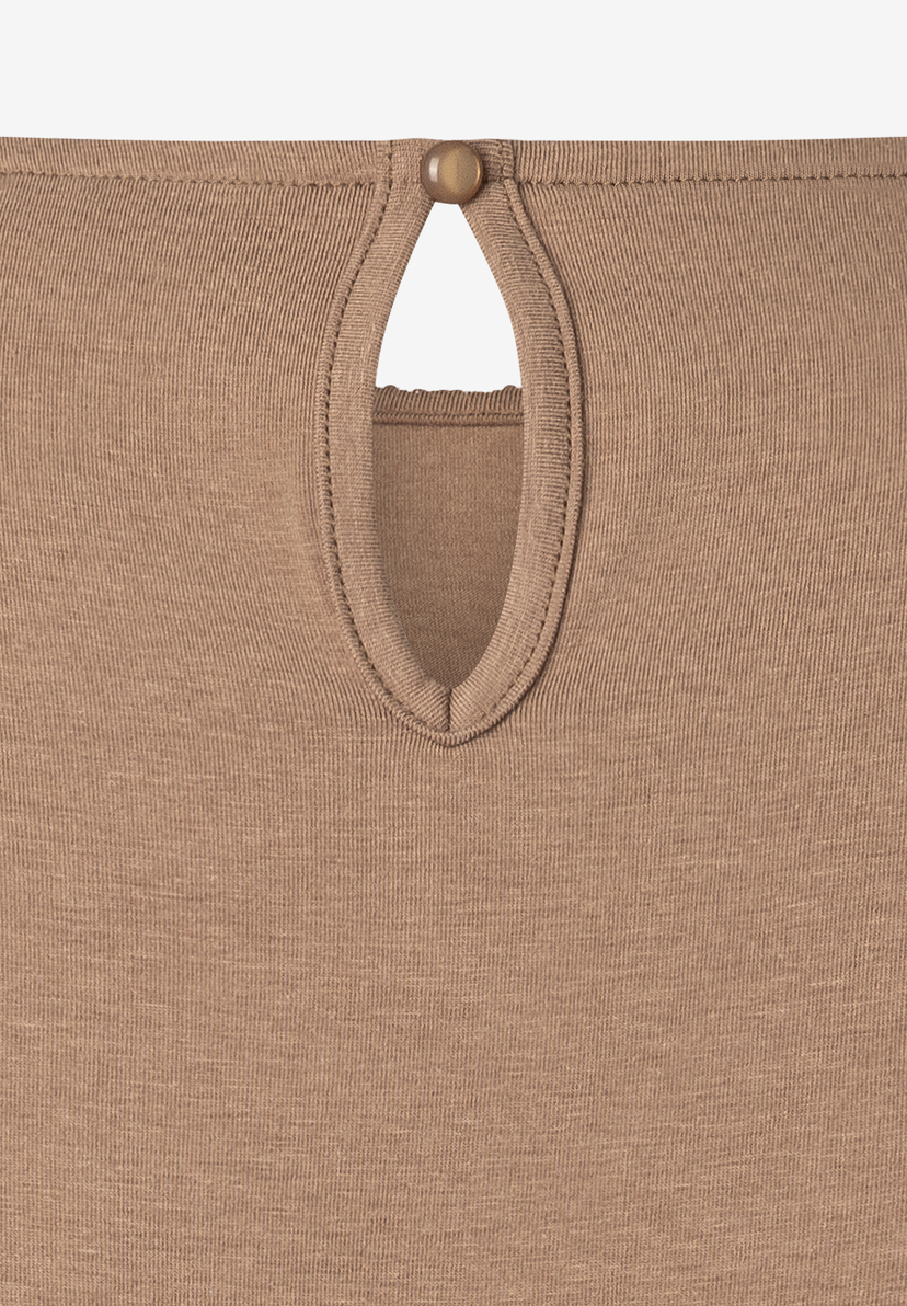 Nahaufnahme des MORE & MORE Oberteils mit Schlüssellochausschnitt und Knopf am Rücken aus Jersey mit metallischem Glanz. Nahaufnahme des MORE & MORE Oberteils mit Schlüssellochausschnitt und Knopf am Rücken aus Jersey mit metallischem Glanz.