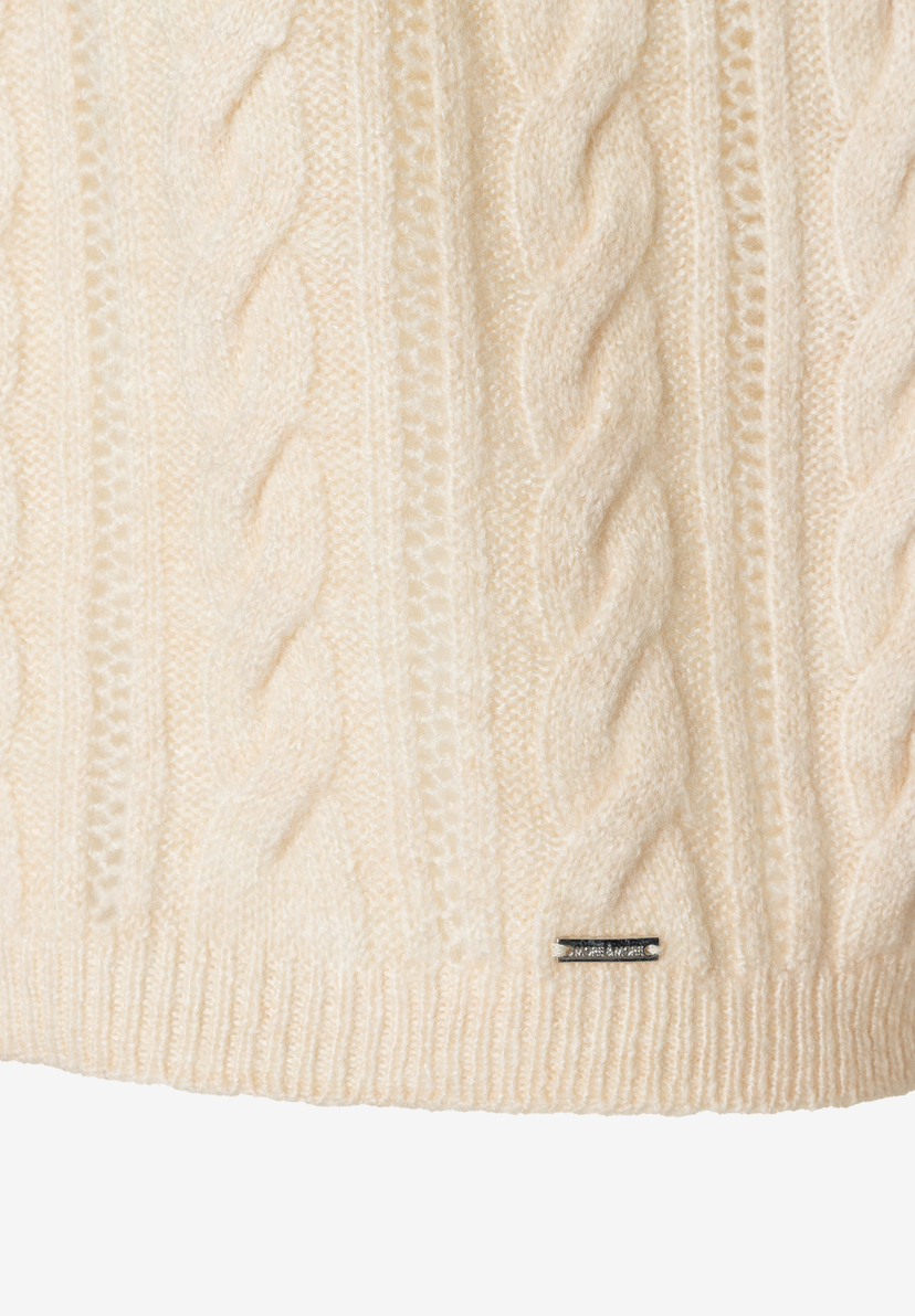 Detailaufnahme eines MORE & MORE Oberteils in Zopfstrick-Optik, das einen angenehmen Tragekomfort verspricht. Detailaufnahme eines MORE & MORE Oberteils in Zopfstrick-Optik, das einen angenehmen Tragekomfort verspricht.