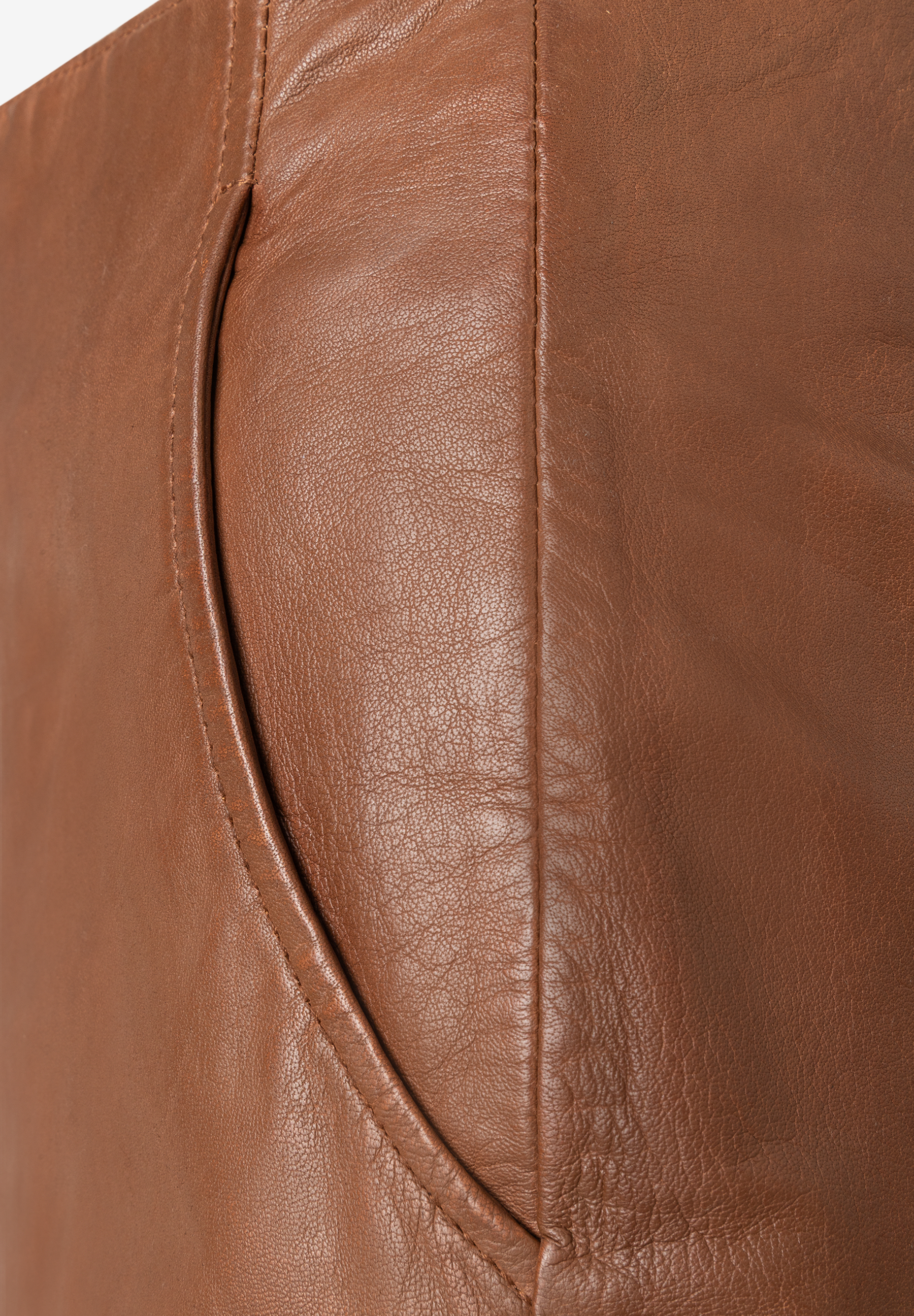 MORE & MORE Rock aus weichem Echtleder in Cognac. Seitliche Eingrifftasche und Nähte sind sichtbar. MORE & MORE Rock aus weichem Echtleder in Cognac. Seitliche Eingrifftasche und Nähte sind sichtbar.