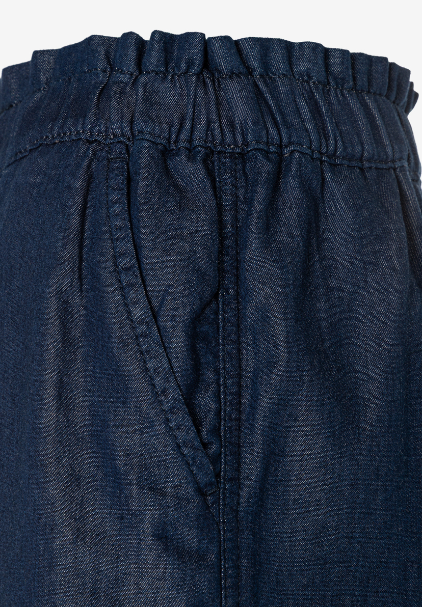 MORE & MORE Jeans aus Denim. Detailansicht der blauen Hose mit gerafftem Bund und Tasche. Bequemer Tragekomfort. MORE & MORE Jeans aus Denim. Detailansicht der blauen Hose mit gerafftem Bund und Tasche. Bequemer Tragekomfort.