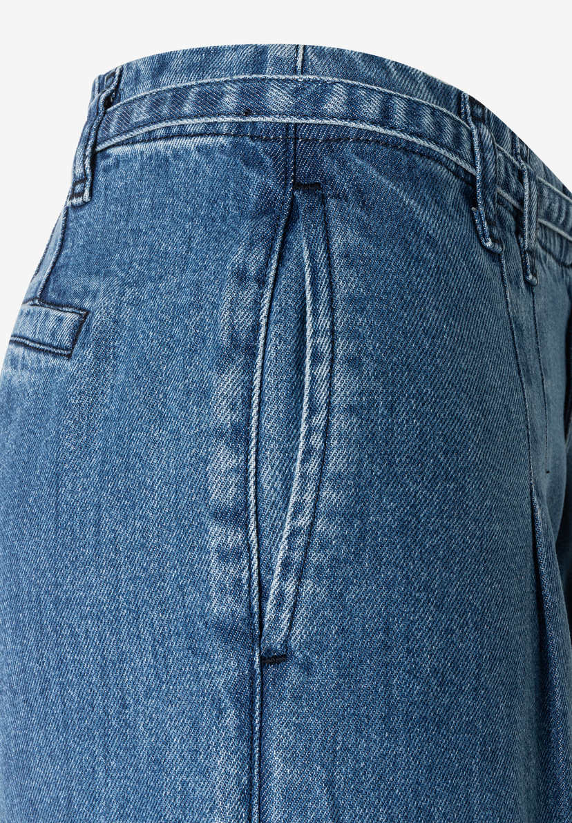MORE & MORE Jeans in Denim. Detailaufnahme einer Hose mit schrägen Taschen. MORE & MORE Jeans in Denim. Detailaufnahme einer Hose mit schrägen Taschen.