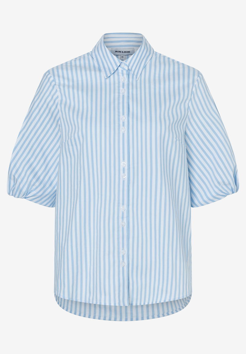 Eine blau-weiß gestreifte Bluse von MORE & MORE mit Knopfleiste und Puffärmeln. Eine blau-weiß gestreifte Bluse von MORE & MORE mit Knopfleiste und Puffärmeln.