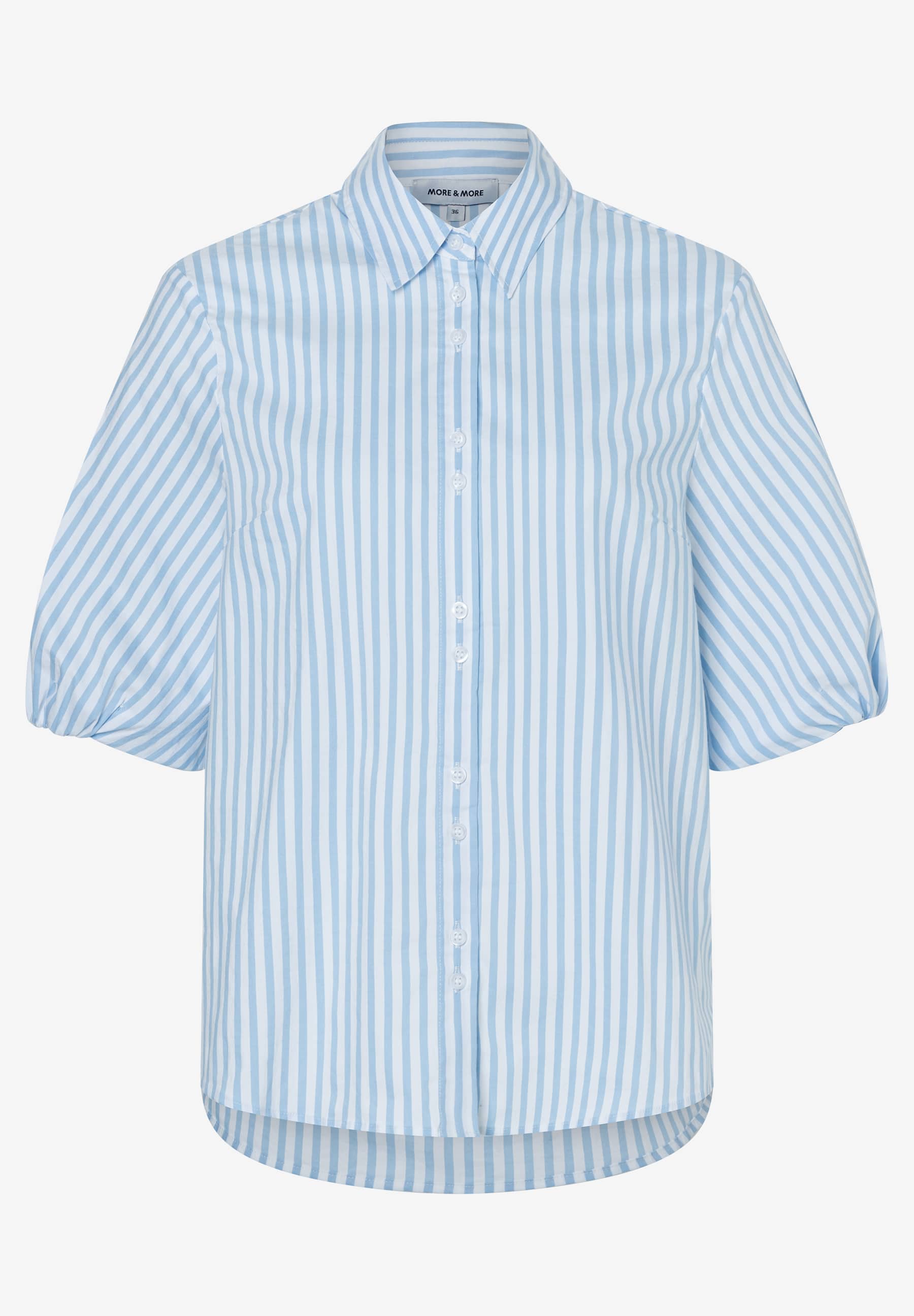 Eine blau-weiß gestreifte Bluse von MORE & MORE mit Knopfleiste und Puffärmeln. Eine blau-weiß gestreifte Bluse von MORE & MORE mit Knopfleiste und Puffärmeln.