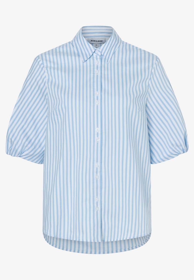 Eine blau-weiß gestreifte Bluse von MORE & MORE mit Knopfleiste und Puffärmeln. Eine blau-weiß gestreifte Bluse von MORE & MORE mit Knopfleiste und Puffärmeln.