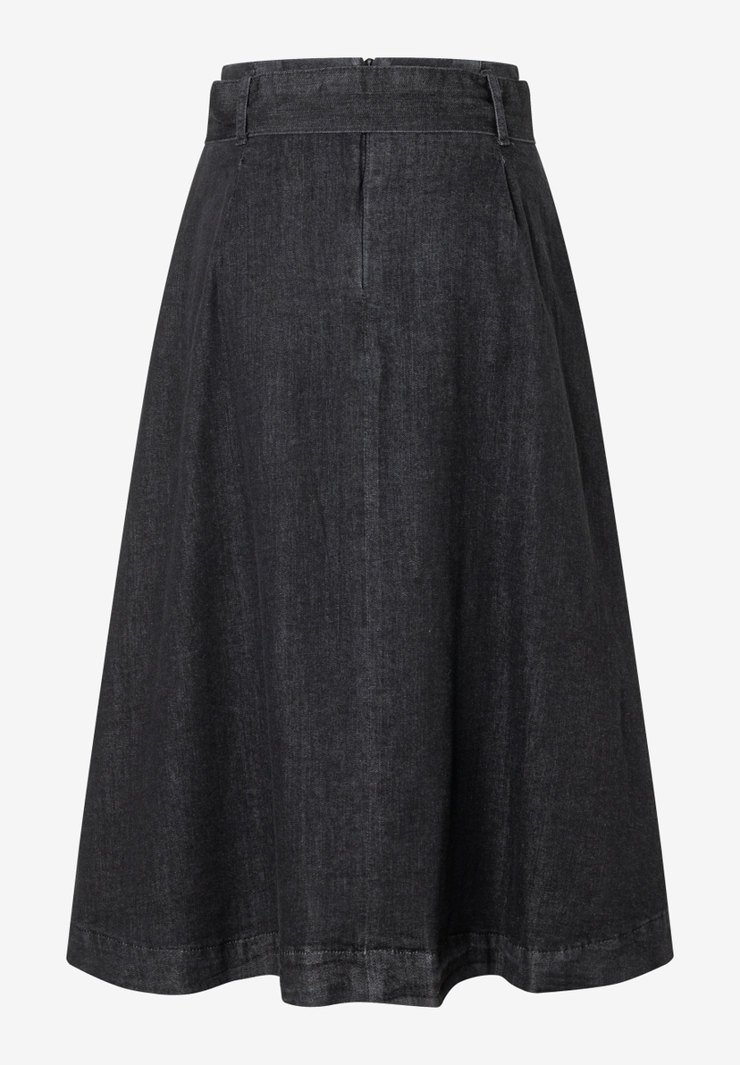 Ein schwarzer Denim-Rock der Marke MORE & MORE mit angenehmem Tragekomfort, der auf einem weißen Hintergrund abgebildet ist. Ein schwarzer Denim-Rock der Marke MORE & MORE mit angenehmem Tragekomfort, der auf einem weißen Hintergrund abgebildet ist.