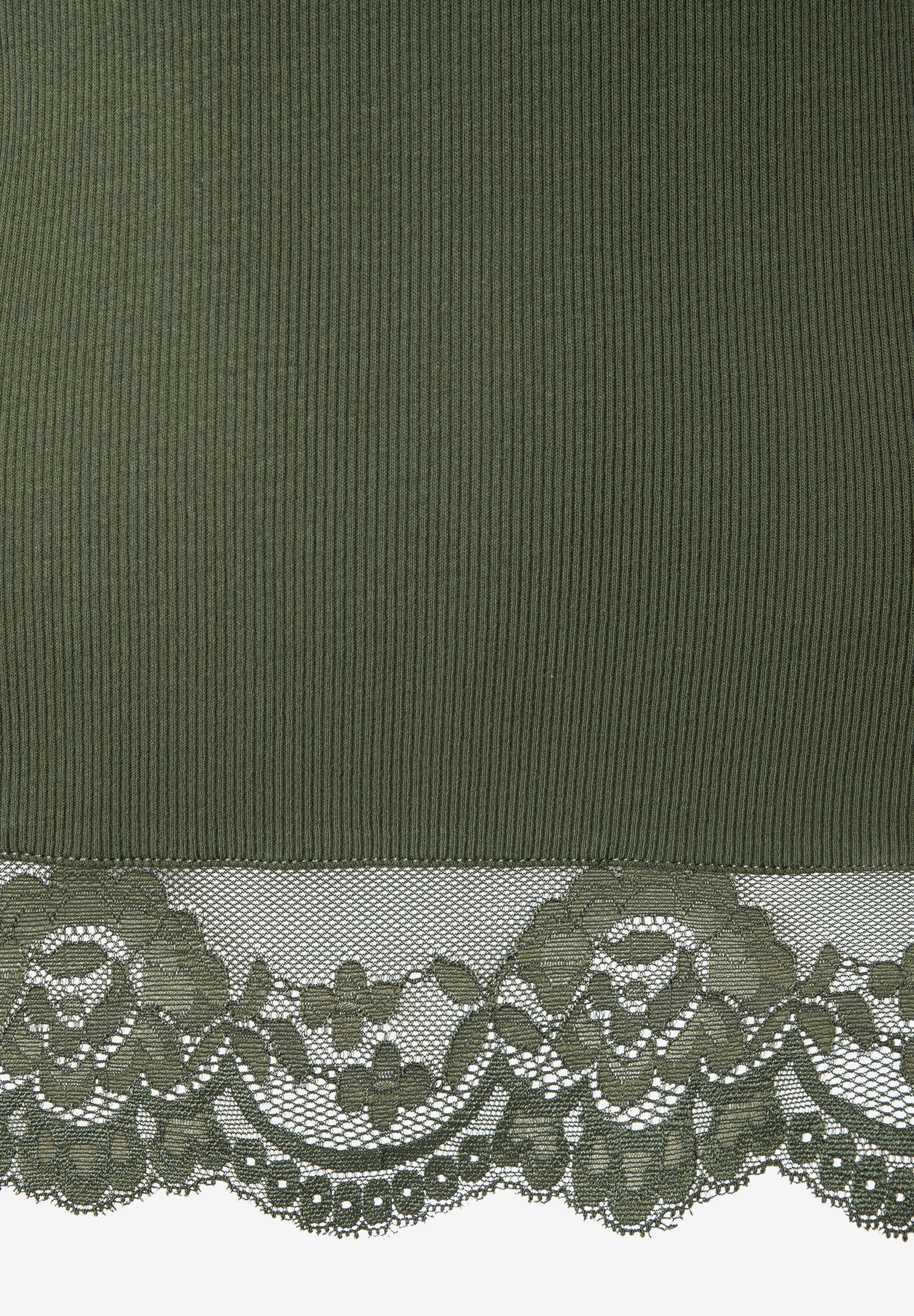 MORE & MORE geripptes T-Shirt/Top in Khaki, unten mit feiner passender Spitzenborte verziert. MORE & MORE geripptes T-Shirt/Top in Khaki, unten mit feiner passender Spitzenborte verziert.