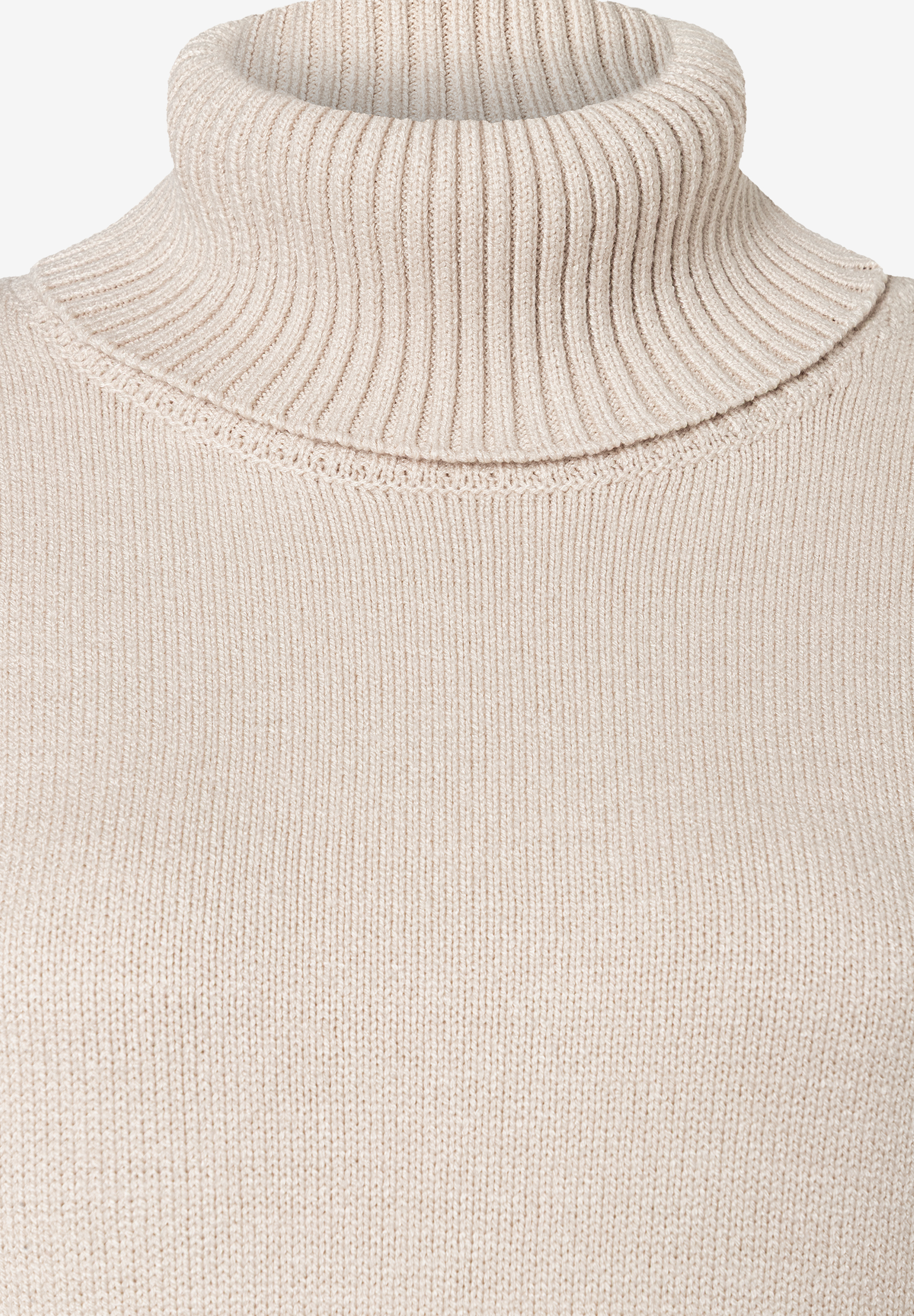 Nahaufnahme des MORE & MORE Oberteils mit Rippstrick und Rollkragen. Angenehmer, elastischer Tragekomfort. Nahaufnahme des MORE & MORE Oberteils mit Rippstrick und Rollkragen. Angenehmer, elastischer Tragekomfort.