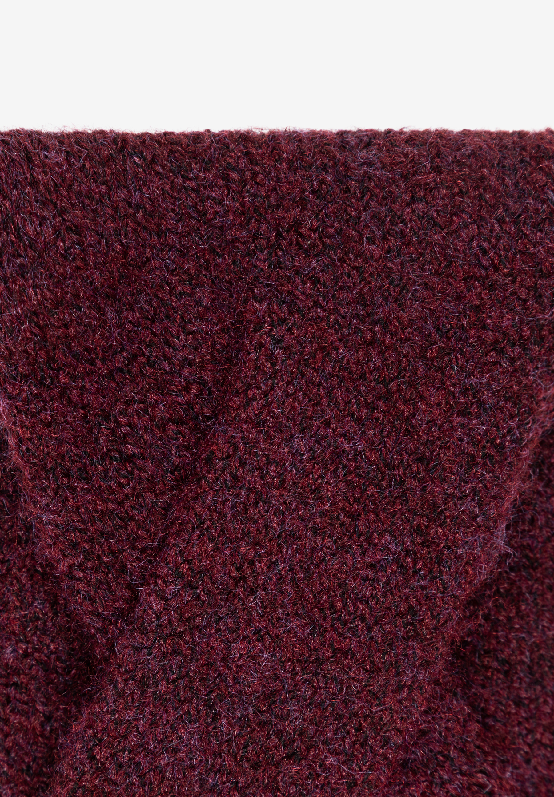 MORE & MORE Accessoire aus dunkelrotem Strickstoff mit feinen Fasern, die für eine weiche Textur sorgen.
