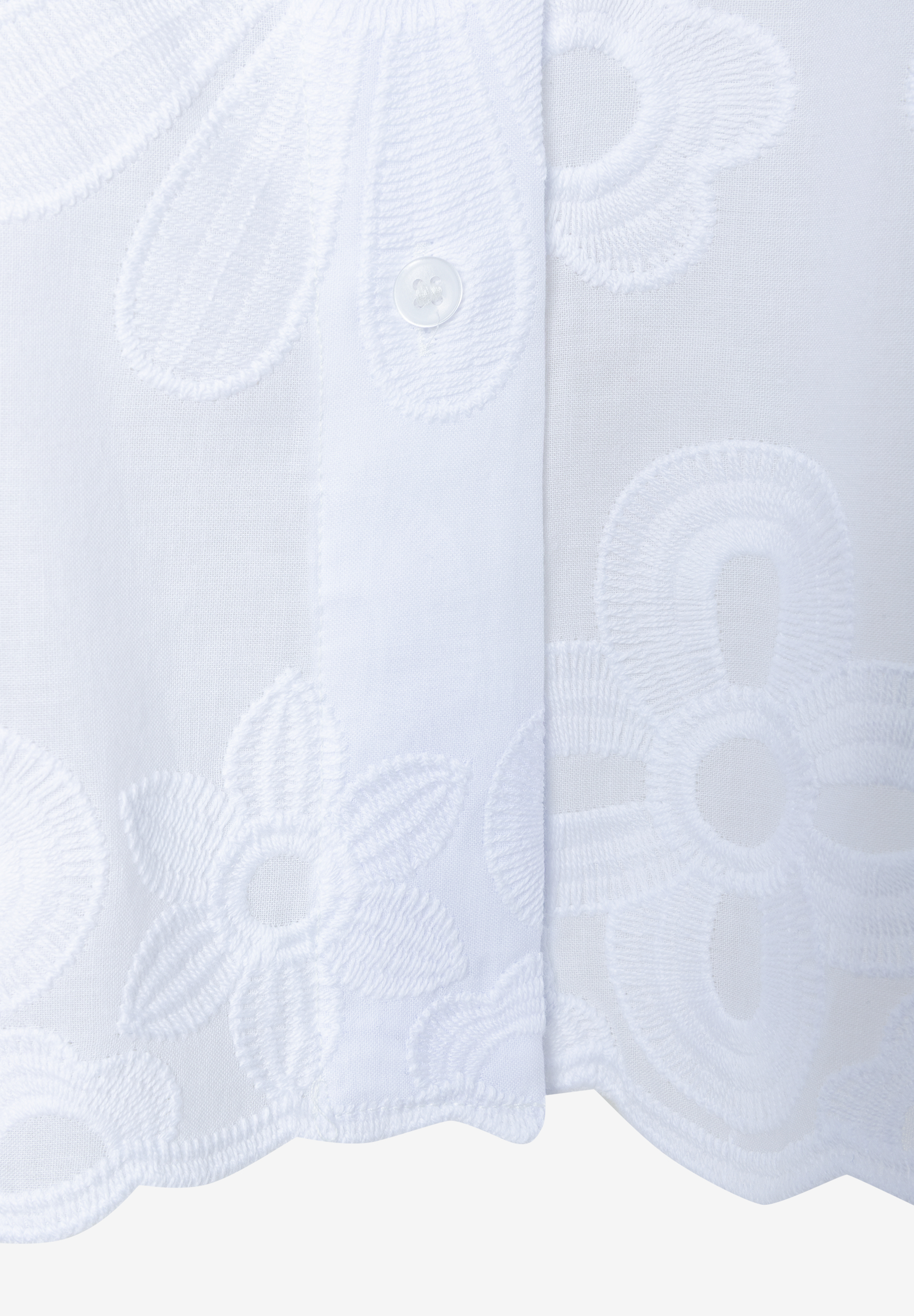 Nahaufnahme einer weißen MORE & MORE Bluse mit floralen Webware-Details und Knopfleiste. Nahaufnahme einer weißen MORE & MORE Bluse mit floralen Webware-Details und Knopfleiste.