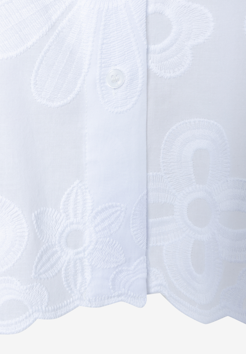 Nahaufnahme einer weißen MORE & MORE Bluse mit floralen Webware-Details und Knopfleiste. Nahaufnahme einer weißen MORE & MORE Bluse mit floralen Webware-Details und Knopfleiste.