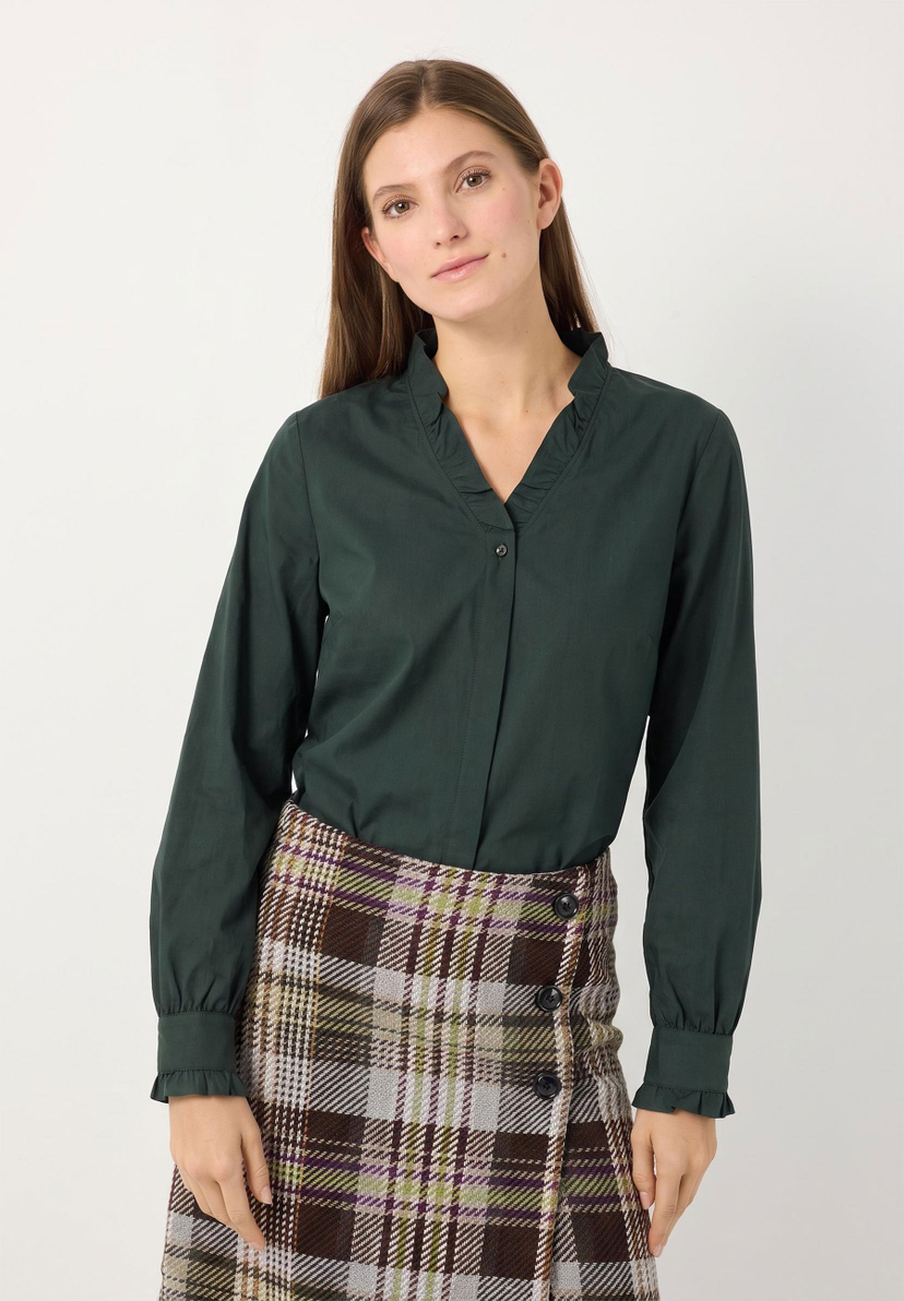 MORE & MORE Bluse aus Popeline-Baumwollmischung. Modell mit V-Ausschnitt, Rüschen am Kragen und Manschetten.