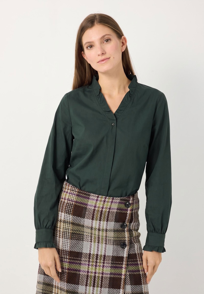 MORE & MORE Bluse aus Popeline-Baumwollmischung. Modell mit V-Ausschnitt, Rüschen am Kragen und Manschetten. MORE & MORE Bluse aus Popeline-Baumwollmischung. Modell mit V-Ausschnitt, Rüschen am Kragen und Manschetten.