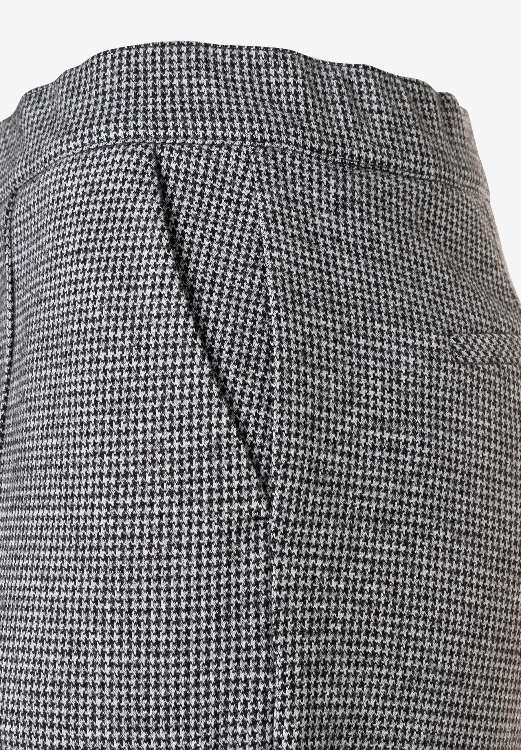 Nahaufnahme einer MORE & MORE Jersey-Hose/Jeans mit Hahnentrittmuster. Elastisch, angenehm zu tragen und mit softer Haptik. Nahaufnahme einer MORE & MORE Jersey-Hose/Jeans mit Hahnentrittmuster. Elastisch, angenehm zu tragen und mit softer Haptik.