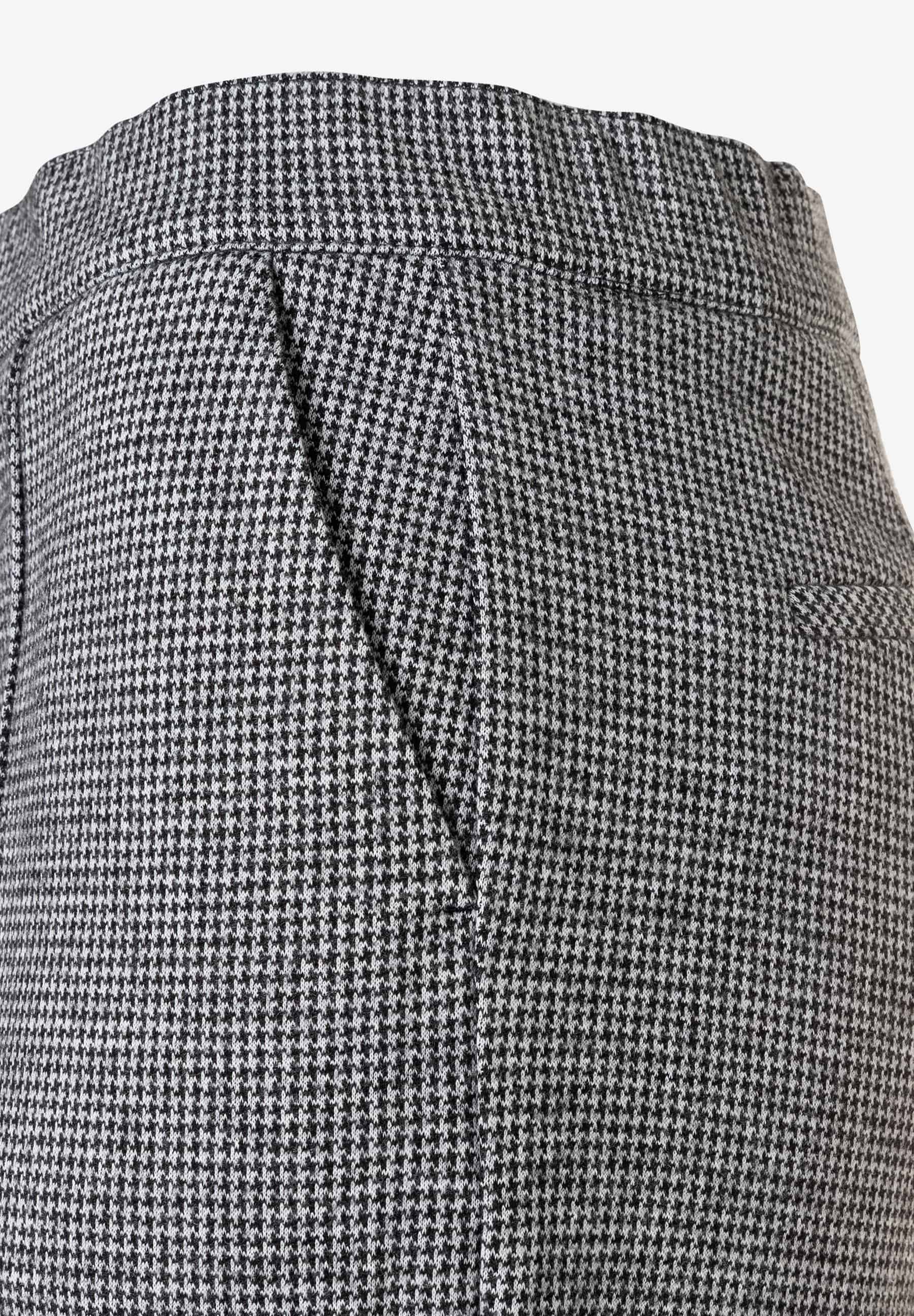Nahaufnahme einer MORE & MORE Jersey-Hose/Jeans mit Hahnentrittmuster. Elastisch, angenehm zu tragen und mit softer Haptik. Nahaufnahme einer MORE & MORE Jersey-Hose/Jeans mit Hahnentrittmuster. Elastisch, angenehm zu tragen und mit softer Haptik.