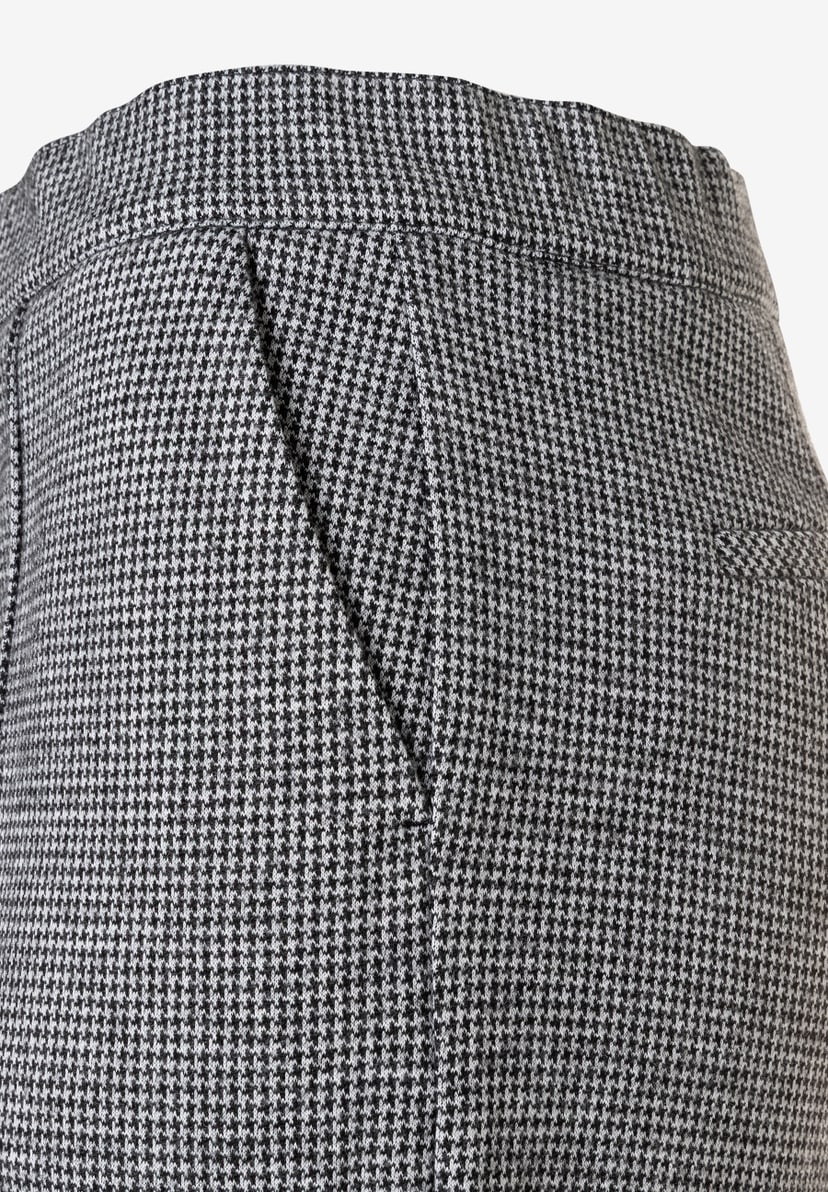Nahaufnahme einer MORE & MORE Jersey-Hose/Jeans mit Hahnentrittmuster. Elastisch, angenehm zu tragen und mit softer Haptik. Nahaufnahme einer MORE & MORE Jersey-Hose/Jeans mit Hahnentrittmuster. Elastisch, angenehm zu tragen und mit softer Haptik.