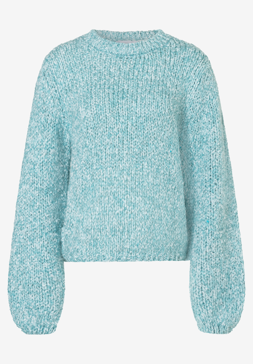 Ein helltürkiser MORE & MORE Strickpullover mit Bouclé-Textur und langen Ärmeln liegt vor einem weißen Hintergrund. Ein helltürkiser MORE & MORE Strickpullover mit Bouclé-Textur und langen Ärmeln liegt vor einem weißen Hintergrund.