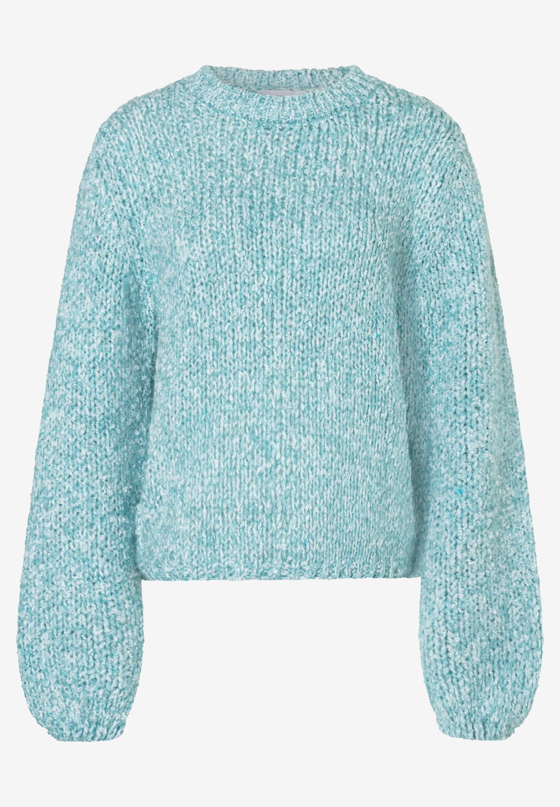 Ein helltürkiser MORE & MORE Strickpullover mit Bouclé-Textur und langen Ärmeln liegt vor einem weißen Hintergrund. Ein helltürkiser MORE & MORE Strickpullover mit Bouclé-Textur und langen Ärmeln liegt vor einem weißen Hintergrund.