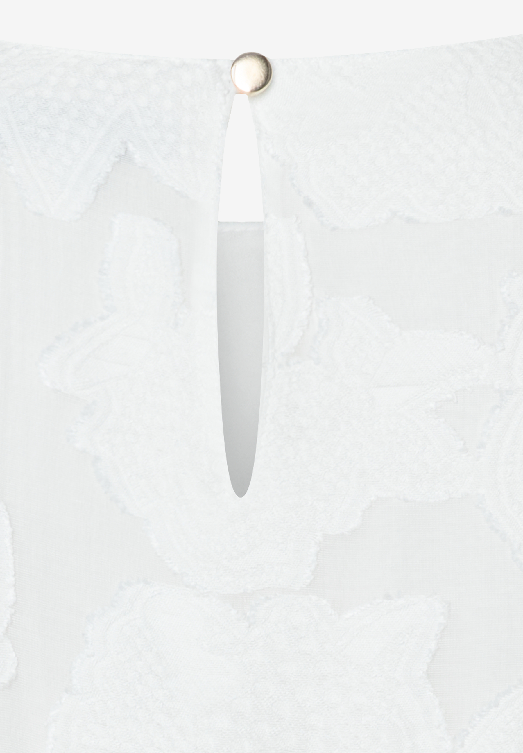 Detailaufnahme einer weißen MORE & MORE Bluse mit Knopf am Ausschnitt. Detailaufnahme einer weißen MORE & MORE Bluse mit Knopf am Ausschnitt.