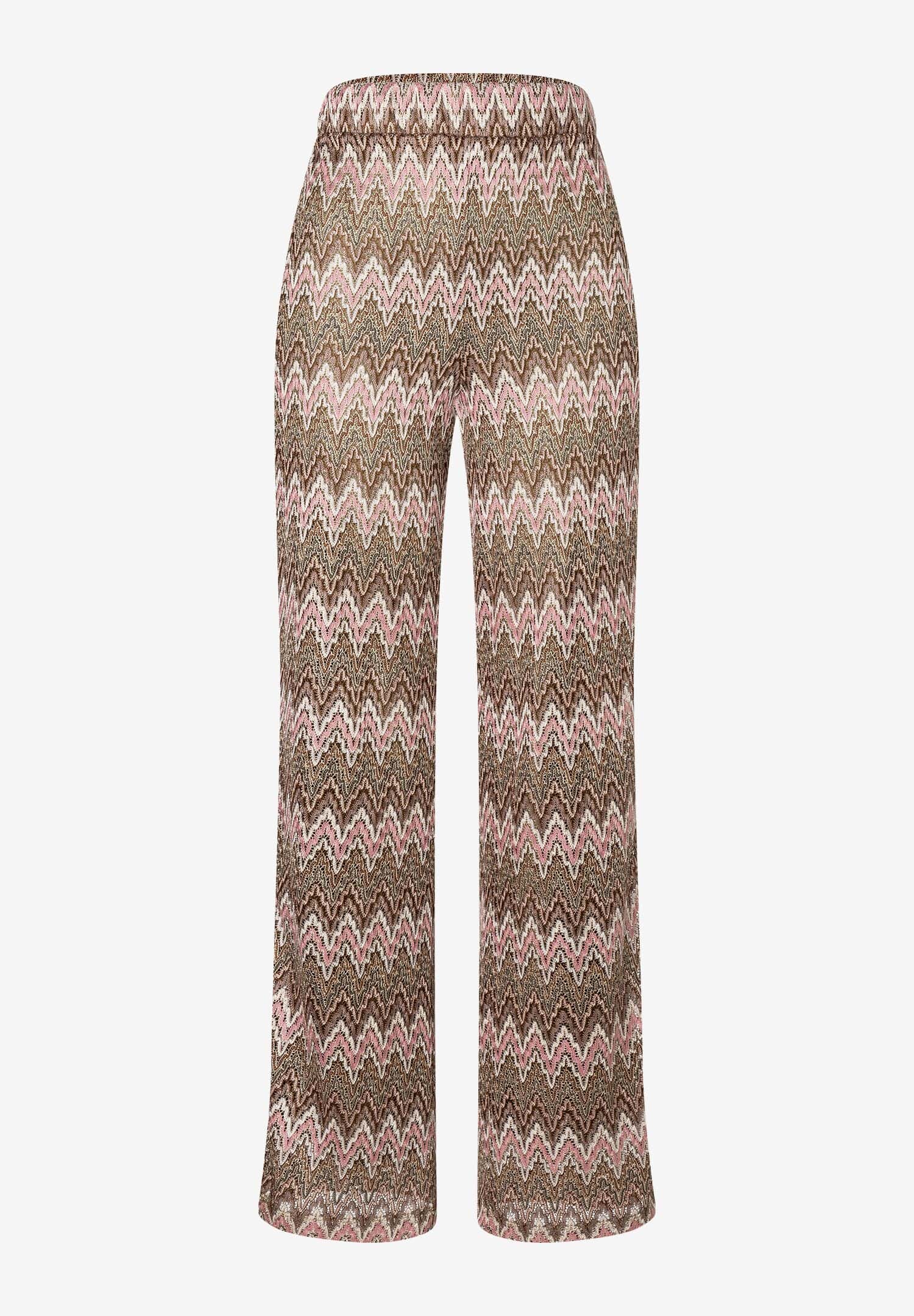 Eine MORE & MORE Hose/Jeans mit Jacquard-Muster in Braun-, Rosa- und Weißtönen auf hellem Grund. Eine MORE & MORE Hose/Jeans mit Jacquard-Muster in Braun-, Rosa- und Weißtönen auf hellem Grund.