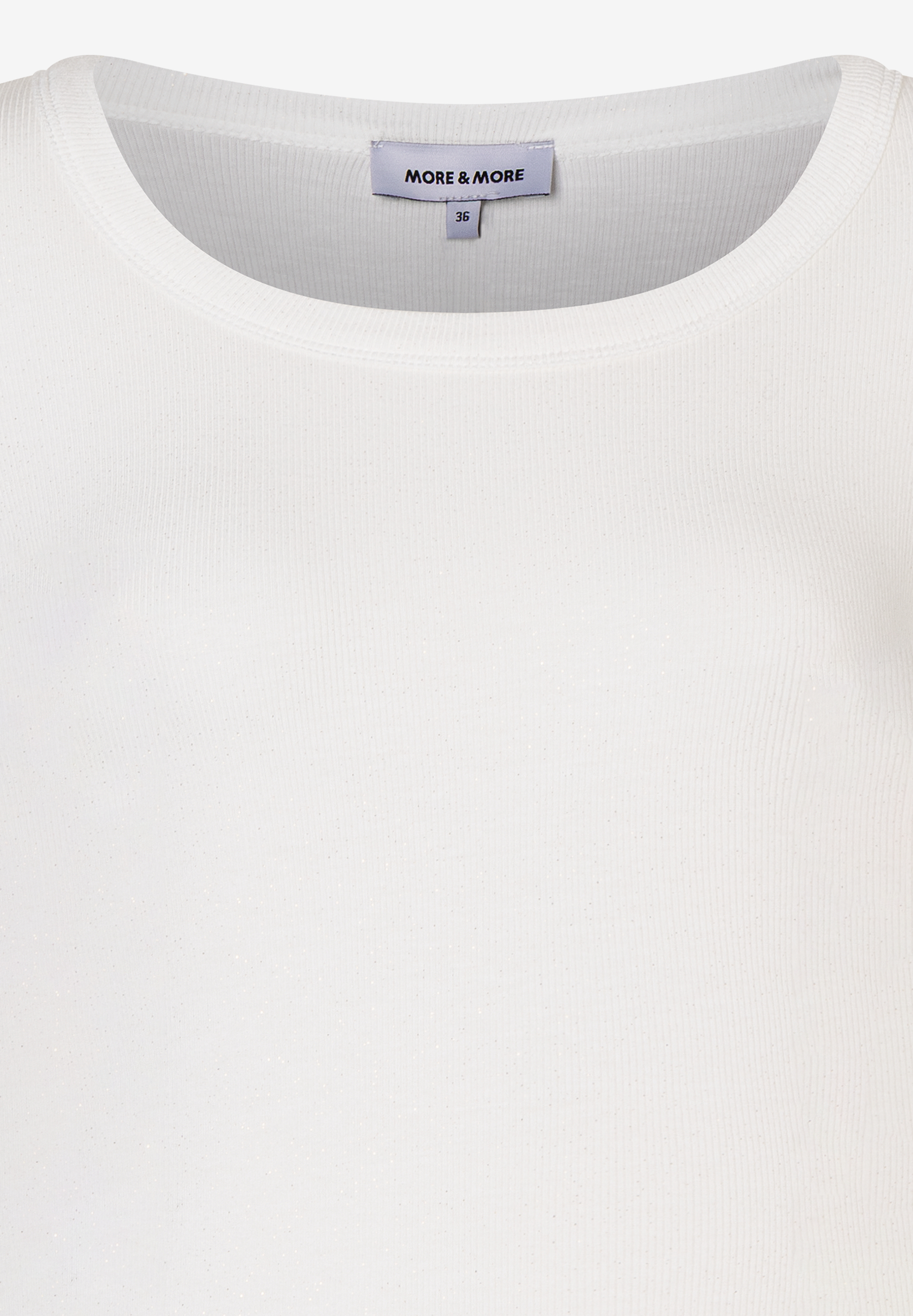 Nahaufnahme eines weißen, gerippten MORE & MORE Oberteils mit Rundhalsausschnitt und glänzender Optik. Nahaufnahme eines weißen, gerippten MORE & MORE Oberteils mit Rundhalsausschnitt und glänzender Optik.