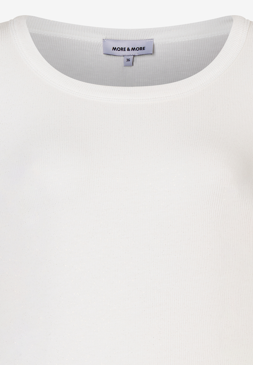 Nahaufnahme eines weißen, gerippten MORE & MORE Oberteils mit Rundhalsausschnitt und glänzender Optik. Nahaufnahme eines weißen, gerippten MORE & MORE Oberteils mit Rundhalsausschnitt und glänzender Optik.