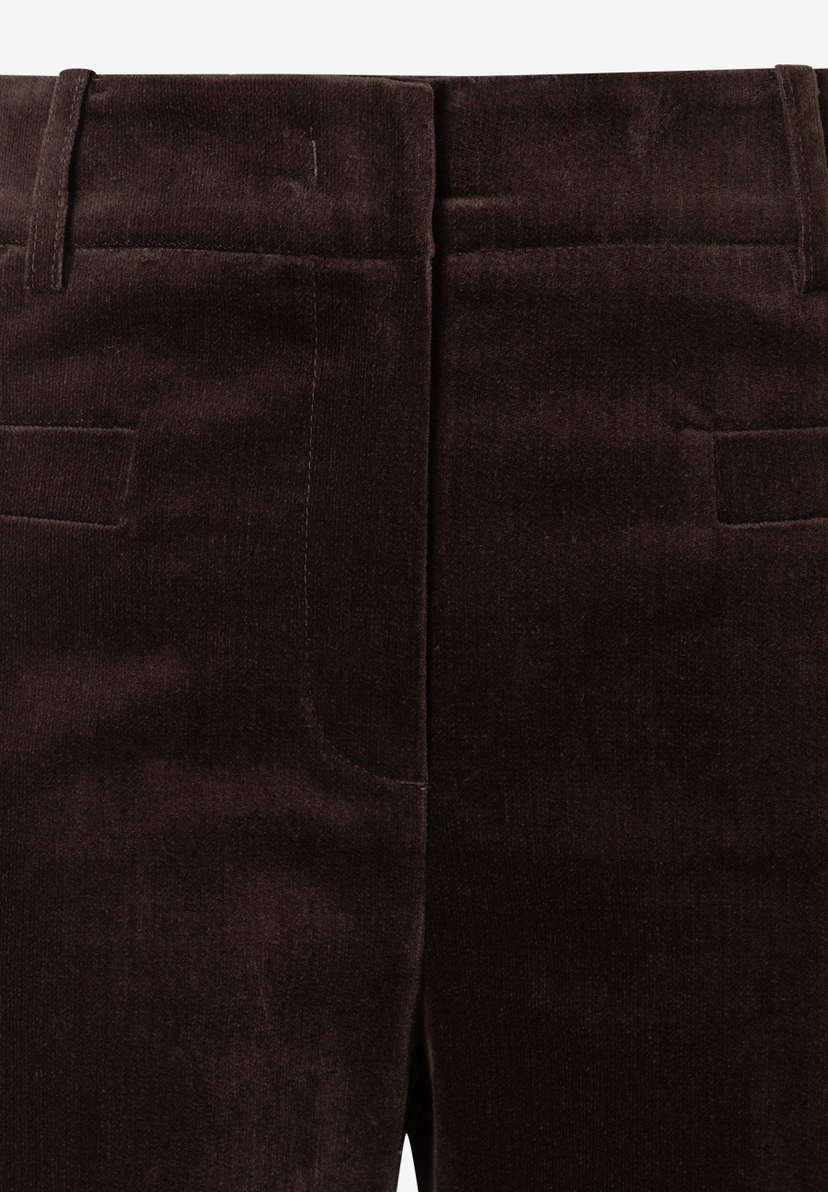 MORE & MORE dunkelbraune Cordhose für Damen, Nahaufnahme der Vorderseite mit Taschen und Bund.