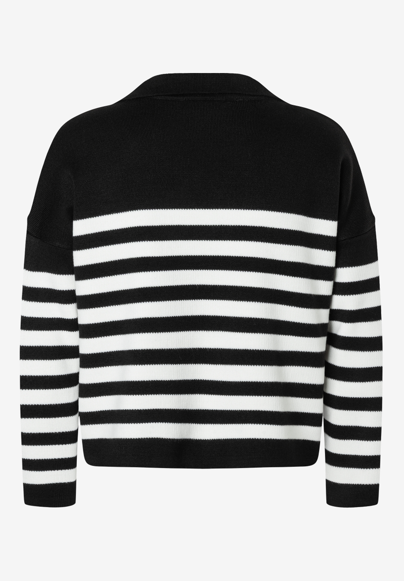Ein gestreifter MORE & MORE Strickpullover in Schwarz und Weiß. Ein gestreifter MORE & MORE Strickpullover in Schwarz und Weiß.