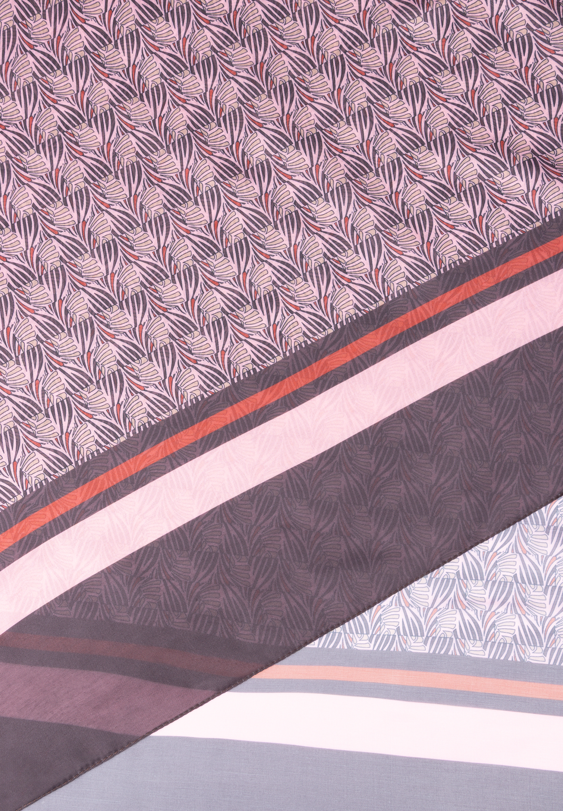 MORE & MORE Accessoire: Abstrakt gemusterter Stoff mit Blättern und Streifen in Rosa-, Grau- und Orangetönen. MORE & MORE Accessoire: Abstrakt gemusterter Stoff mit Blättern und Streifen in Rosa-, Grau- und Orangetönen.