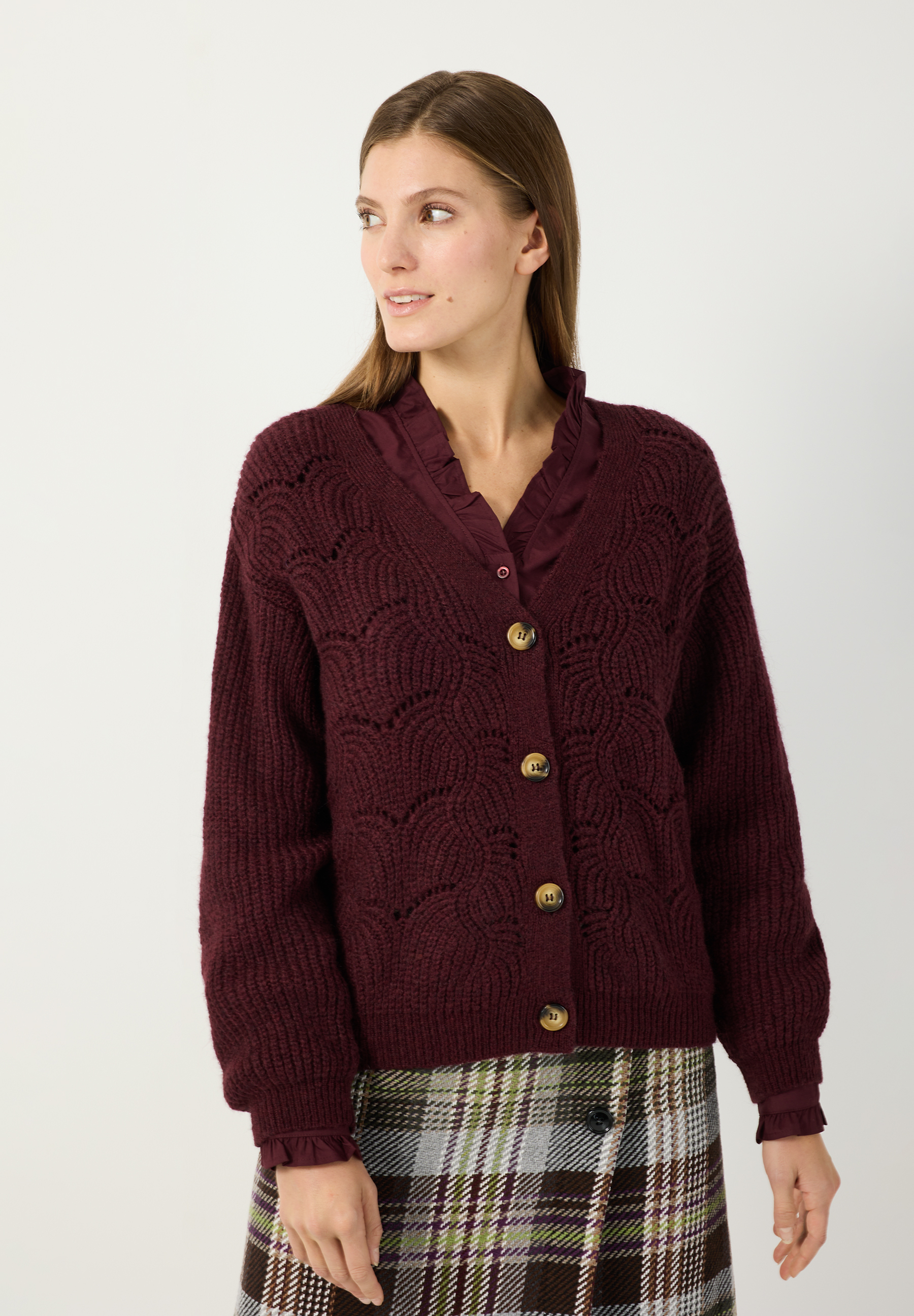 MORE & MORE Pullover & Strick: Bordeauxfarbene Strickjacke mit Knöpfen und Rüschenhemd darunter.