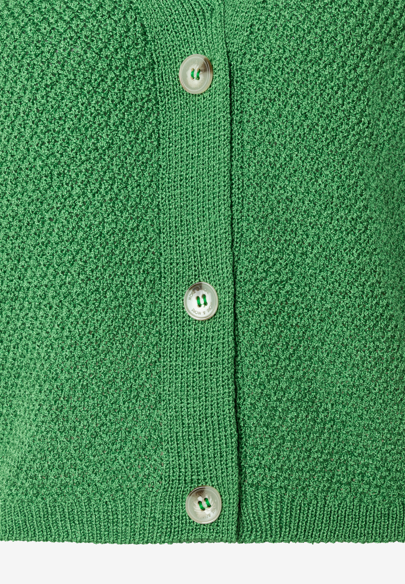 Nahaufnahme eines grünen MORE & MORE Strickpullovers mit Knöpfen. Nahaufnahme eines grünen MORE & MORE Strickpullovers mit Knöpfen.