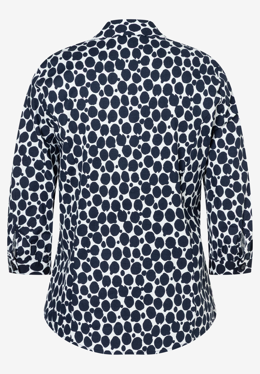 Eine MORE & MORE Bluse mit blauem Punktmuster auf weißem Grund und 3/4-Ärmeln. Eine MORE & MORE Bluse mit blauem Punktmuster auf weißem Grund und 3/4-Ärmeln.