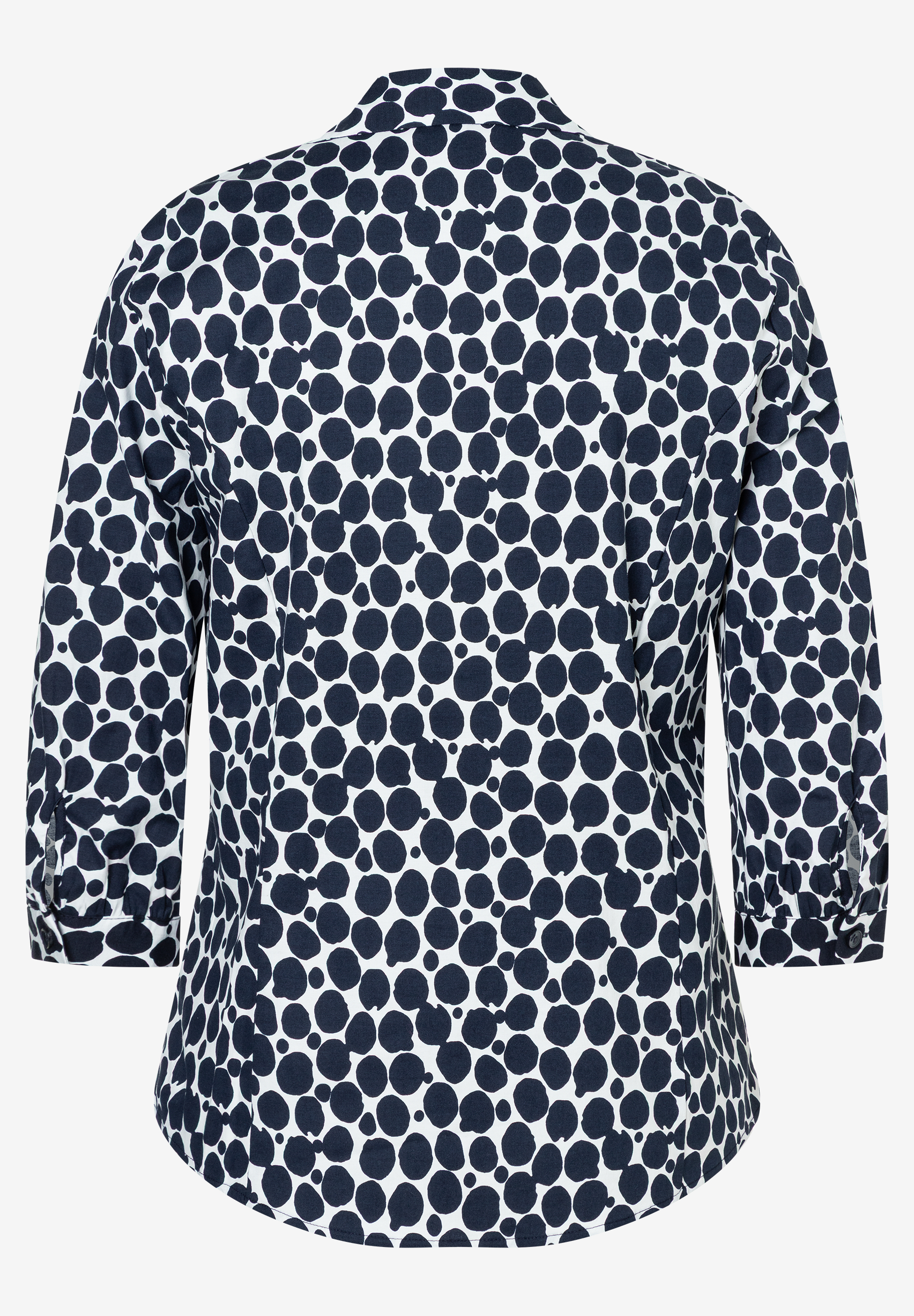 Eine MORE & MORE Bluse mit blauem Punktmuster auf weißem Grund und 3/4-Ärmeln. Eine MORE & MORE Bluse mit blauem Punktmuster auf weißem Grund und 3/4-Ärmeln.