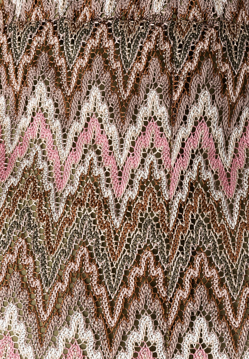Detailaufnahme einer MORE & MORE Hose/Jeans mit Jacquard-Jersey-Muster in Pink-, Braun- und Weißtönen. Detailaufnahme einer MORE & MORE Hose/Jeans mit Jacquard-Jersey-Muster in Pink-, Braun- und Weißtönen.