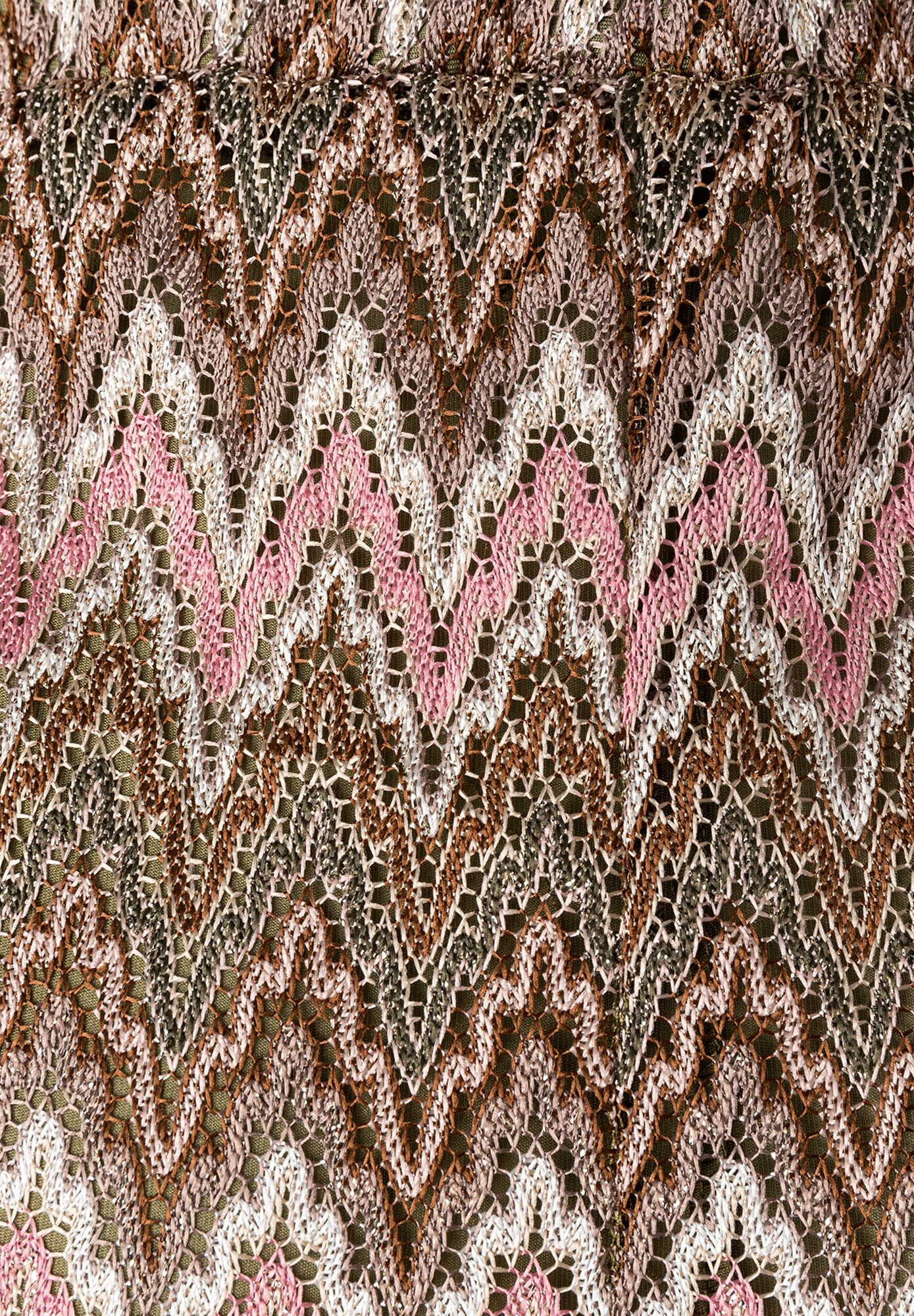 Detailaufnahme einer MORE & MORE Hose/Jeans mit Jacquard-Jersey-Muster in Pink-, Braun- und Weißtönen. Detailaufnahme einer MORE & MORE Hose/Jeans mit Jacquard-Jersey-Muster in Pink-, Braun- und Weißtönen.