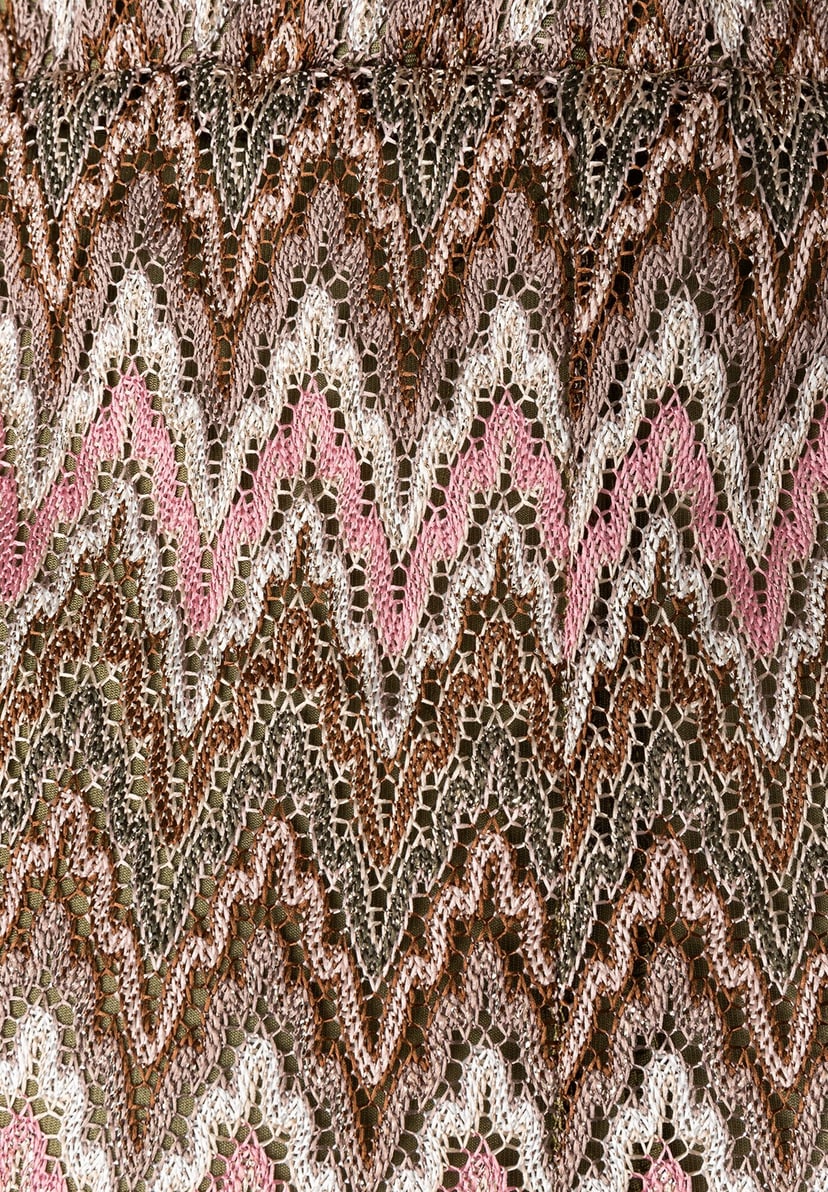 Detailaufnahme einer MORE & MORE Hose/Jeans mit Jacquard-Jersey-Muster in Pink-, Braun- und Weißtönen. Detailaufnahme einer MORE & MORE Hose/Jeans mit Jacquard-Jersey-Muster in Pink-, Braun- und Weißtönen.