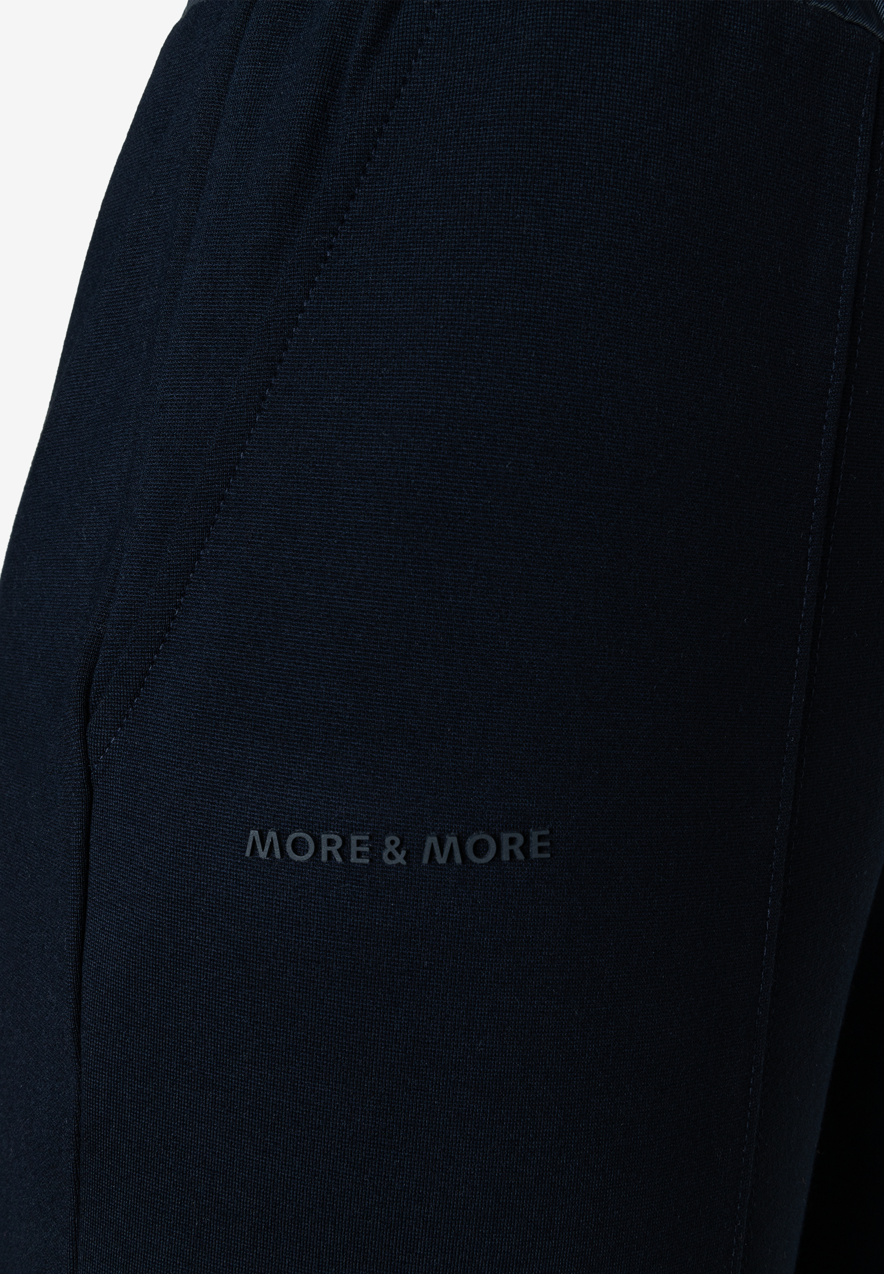 Dunkelblaue MORE & MORE Jeans mit subtilem Logo auf dem Oberschenkel und sichtbaren Nähten.