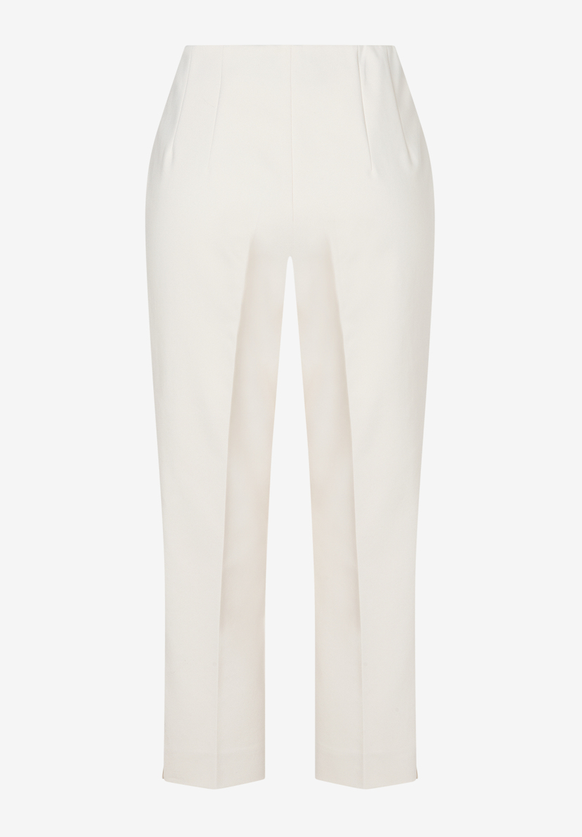 Eine MORE & MORE Stoffhose aus Baumwollmischung in gebrochenem Weiß vor einem weißen Hintergrund.