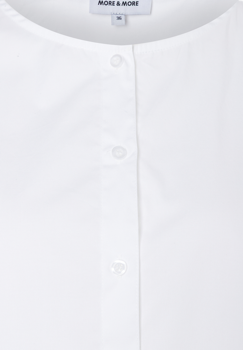 MORE & MORE weiße Bluse, Gr. 36, mit Knopfleiste und Rundhalsausschnitt. Der Markenname und die Größe sind sichtbar. MORE & MORE weiße Bluse, Gr. 36, mit Knopfleiste und Rundhalsausschnitt. Der Markenname und die Größe sind sichtbar.