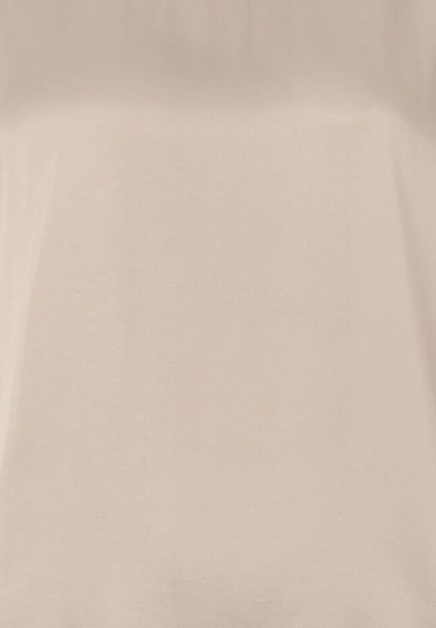 Detailaufnahme eines MORE & MORE Oberteils mit sanftem, seidigem Glanz. Detailaufnahme eines MORE & MORE Oberteils mit sanftem, seidigem Glanz.