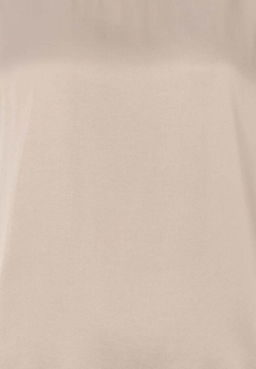 Detailaufnahme eines MORE & MORE Oberteils mit sanftem, seidigem Glanz. Detailaufnahme eines MORE & MORE Oberteils mit sanftem, seidigem Glanz.