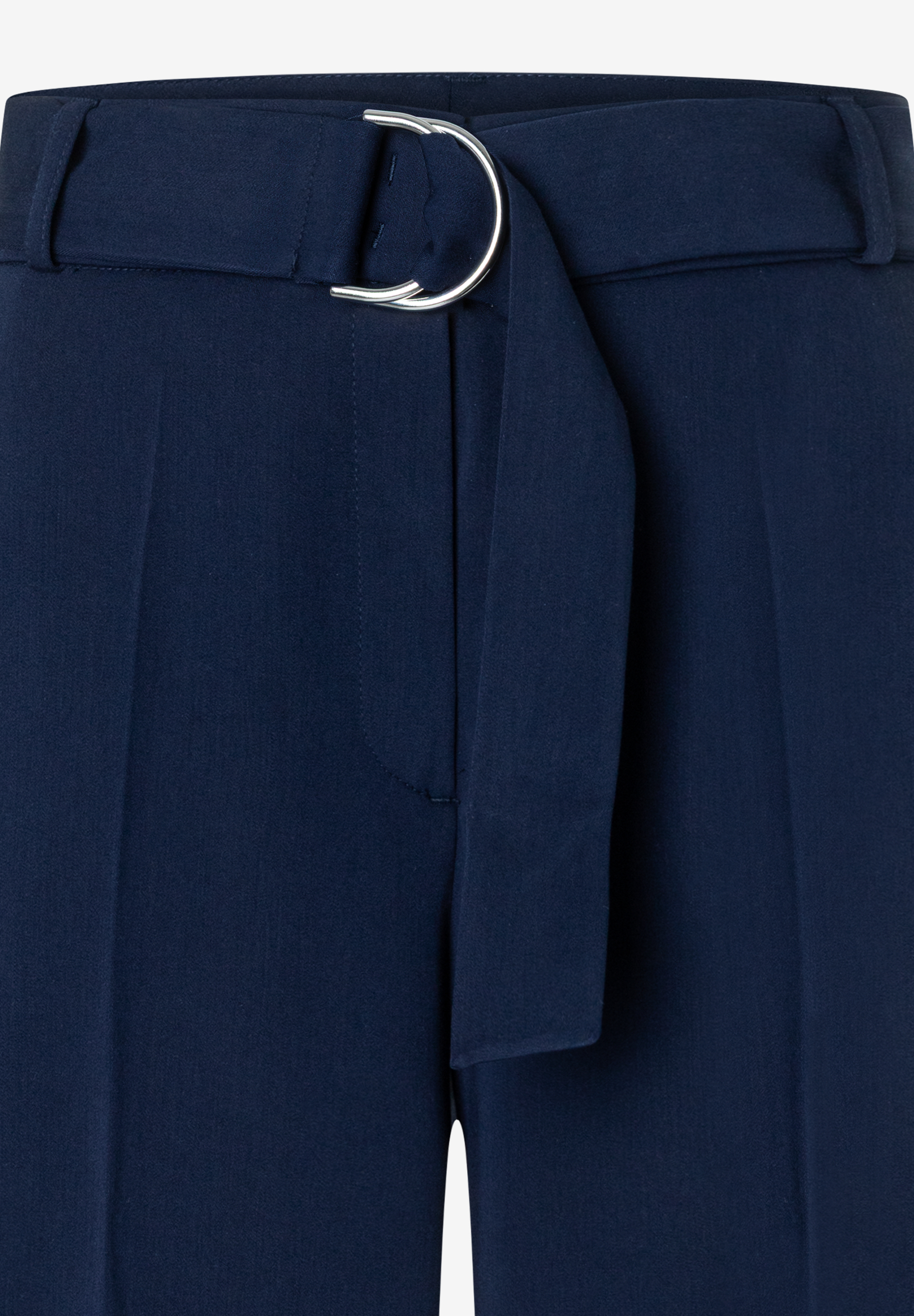 Detailaufnahme einer MORE & MORE Hose/Jeans mit Stoffgürtel und silberner Schnalle. Detailaufnahme einer MORE & MORE Hose/Jeans mit Stoffgürtel und silberner Schnalle.