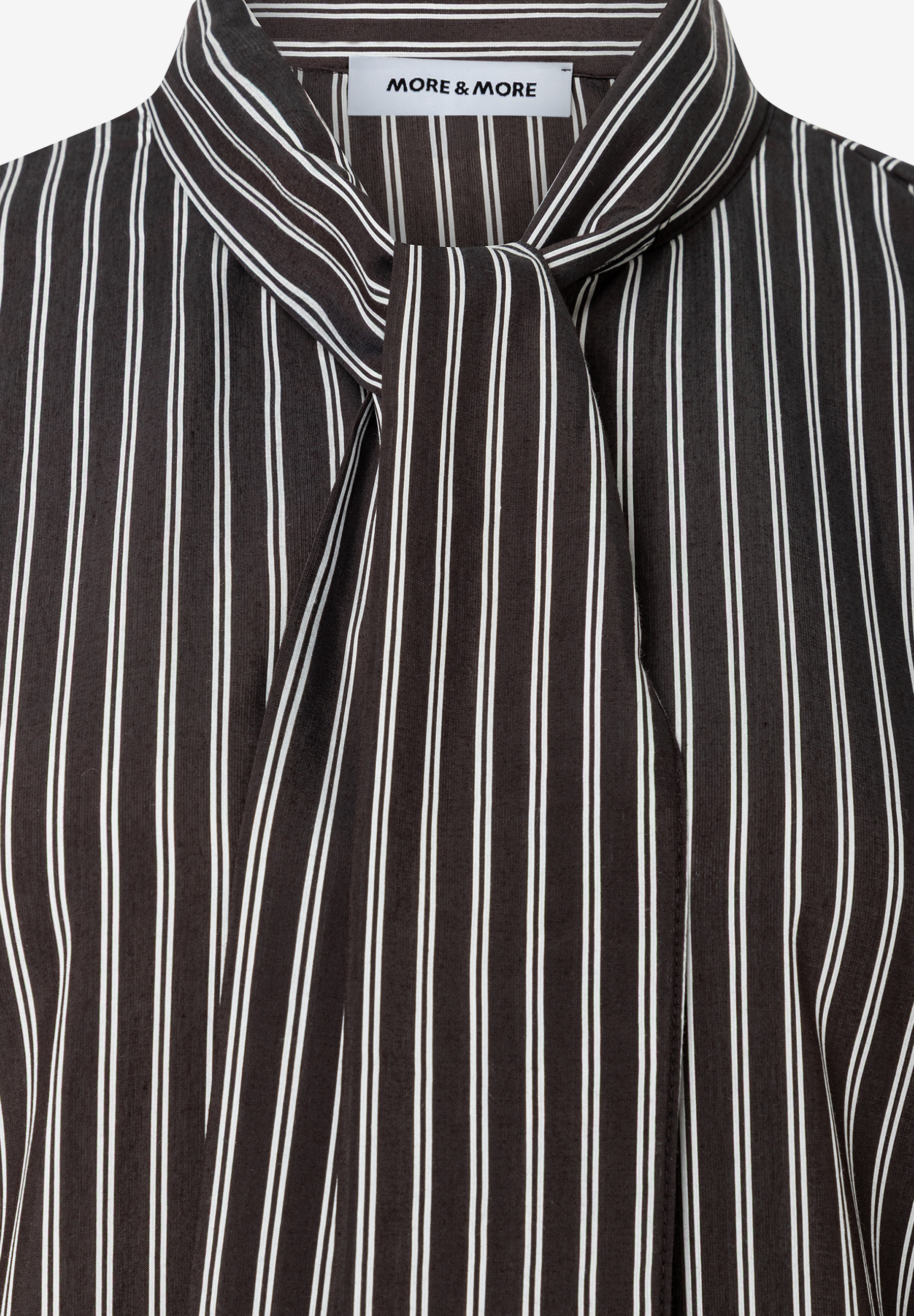 MORE & MORE Bluse: Eine elegant gebundene Schleife ziert den Kragen einer schwarz-weißen gestreiften Bluse. MORE & MORE Bluse: Eine elegant gebundene Schleife ziert den Kragen einer schwarz-weißen gestreiften Bluse.