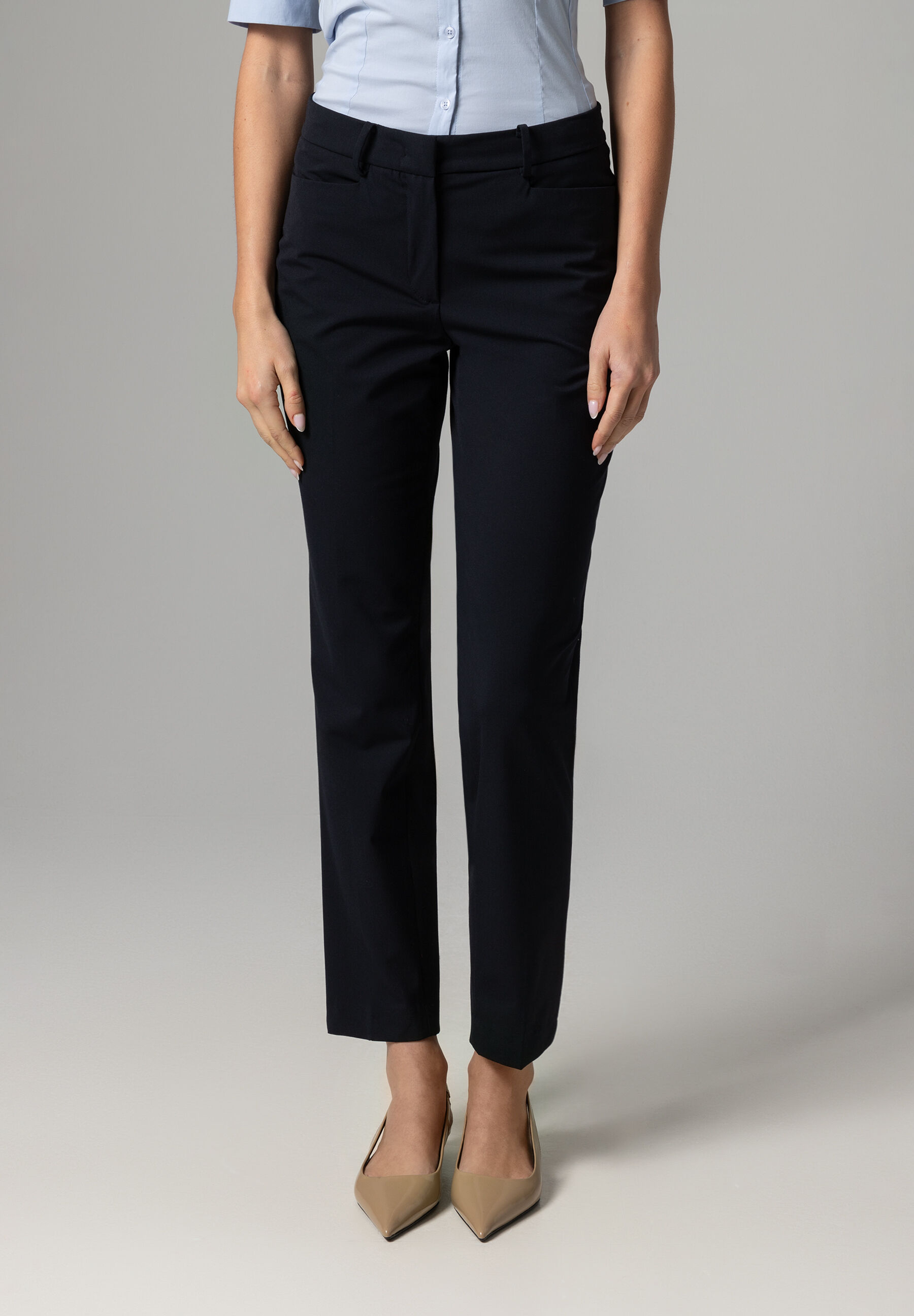 Eine Frau in MORE & MORE Stretch-Gabardine-Hosen und nudefarbenen Schuhen.
