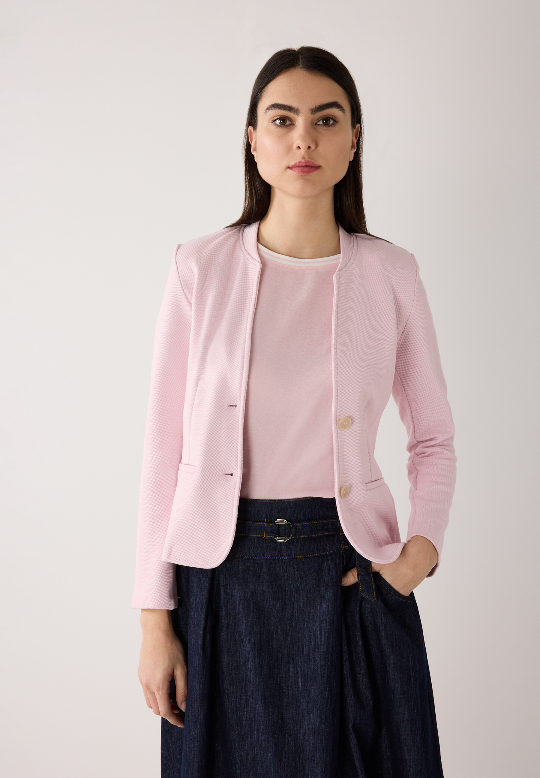 Eine Frau mit einer MORE & MORE-Jacke aus Jersey-Pikee-Material mit bequemem, elastischem Tragekomfort.
