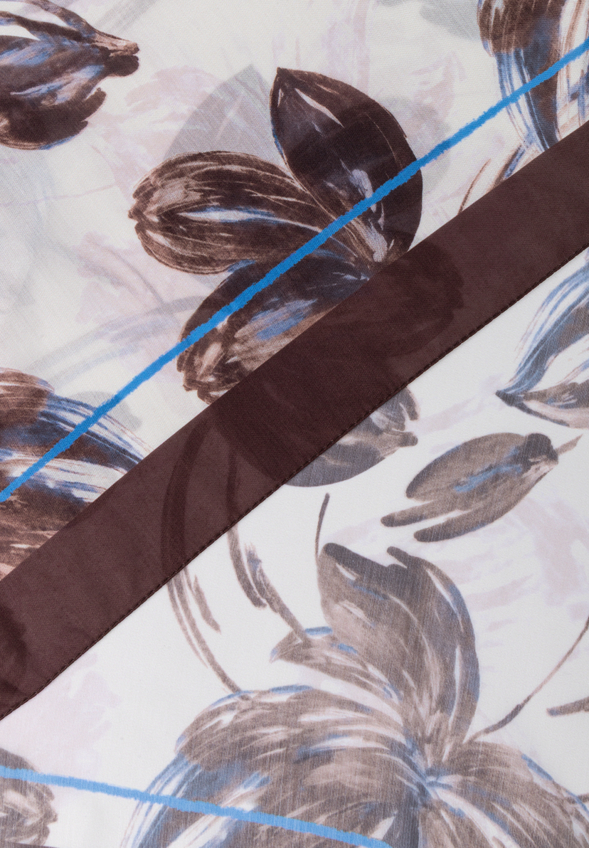 MORE & MORE Accessoire: Weißer Stoff mit braun-blauen Blättern, unterbrochen von einem diagonalen braunen Band und blauen Linien. MORE & MORE Accessoire: Weißer Stoff mit braun-blauen Blättern, unterbrochen von einem diagonalen braunen Band und blauen Linien.