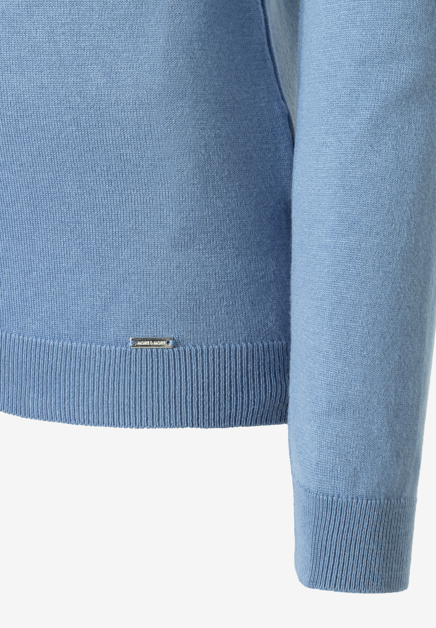 MORE & MORE hellblauer Feinstrickpullover mit geripptem Saum und Ärmelbündchen, sowie kleinem Metall-Logo. Der perfekte Damen Pullover. MORE & MORE hellblauer Feinstrickpullover mit geripptem Saum und Ärmelbündchen, sowie kleinem Metall-Logo. Der perfekte Damen Pullover.