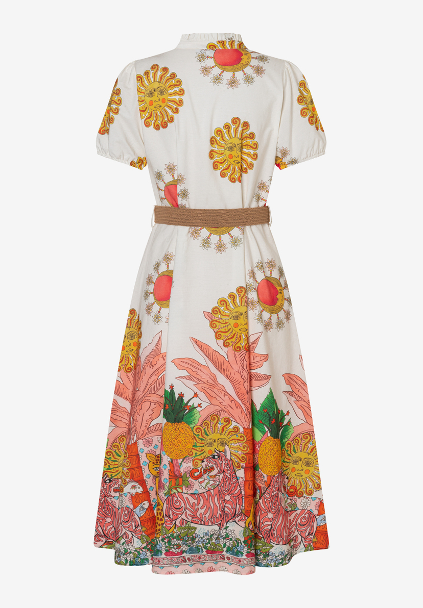 MORE & MORE Midi-Kleid mit gelbem Sonnen-Print auf weißem Grund, dazu tropische Muster und ein Gürtel. Leichter Webstoff. MORE & MORE Midi-Kleid mit gelbem Sonnen-Print auf weißem Grund, dazu tropische Muster und ein Gürtel. Leichter Webstoff.
