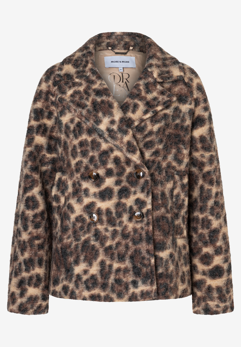 Ein warmer Webware-Mantel von MORE & MORE mit braunem Leopardenmuster und doppelreihiger Knopfleiste. Ein warmer Webware-Mantel von MORE & MORE mit braunem Leopardenmuster und doppelreihiger Knopfleiste.