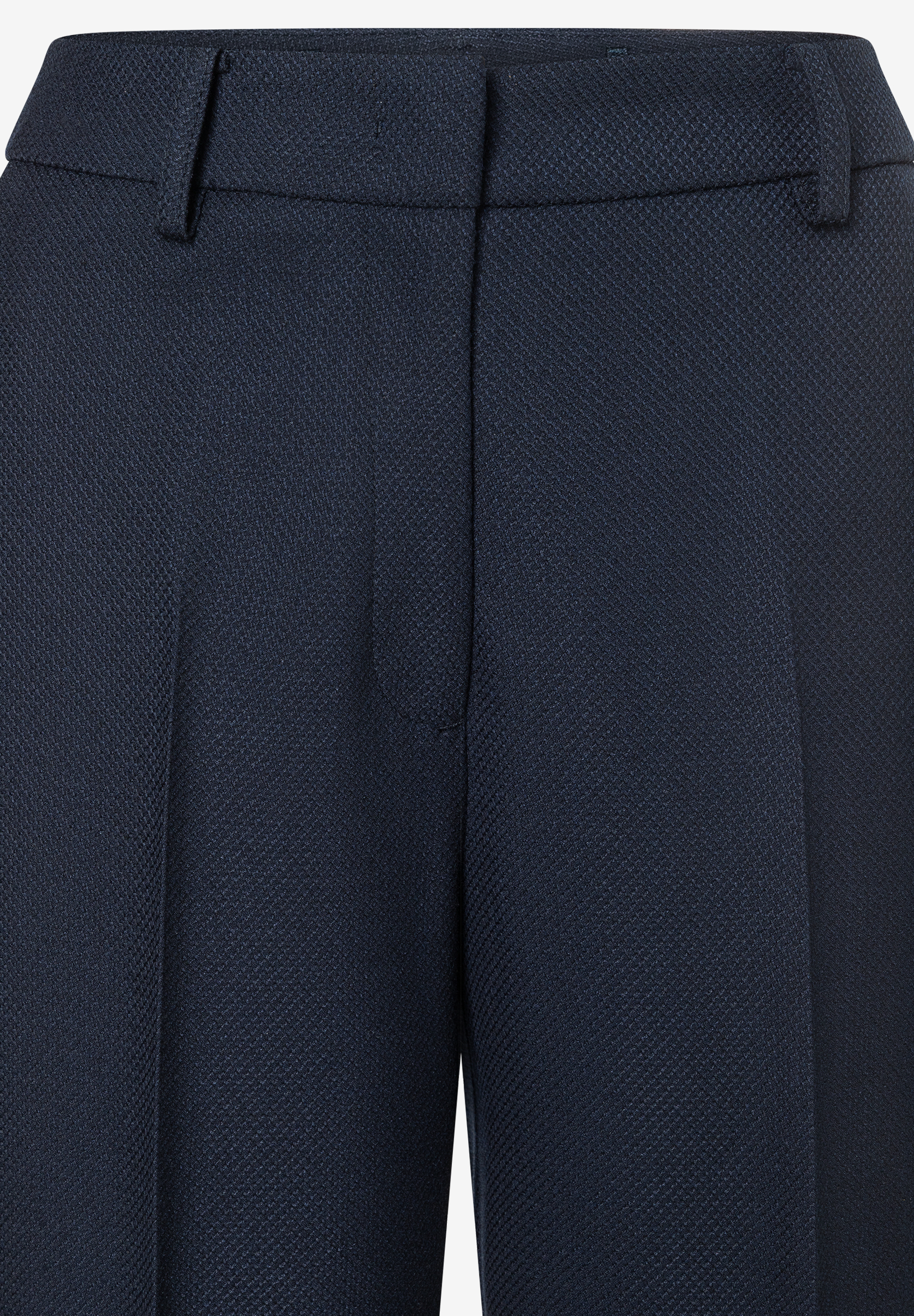 Detailaufnahme einer marineblauen MORE & MORE Hose mit feiner Struktur. Detailaufnahme einer marineblauen MORE & MORE Hose mit feiner Struktur.